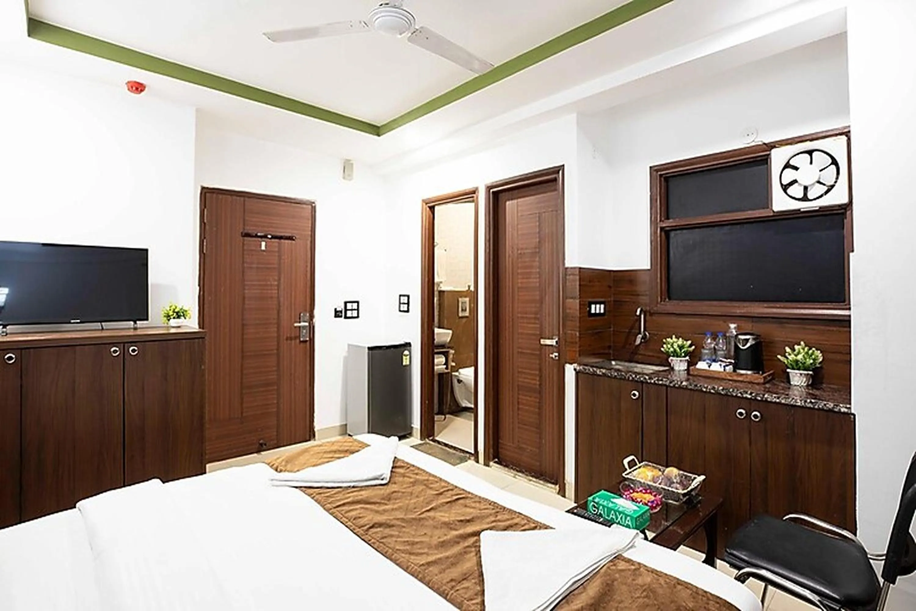 Kitchen or kitchenette, Bed in HR Grand Hotel