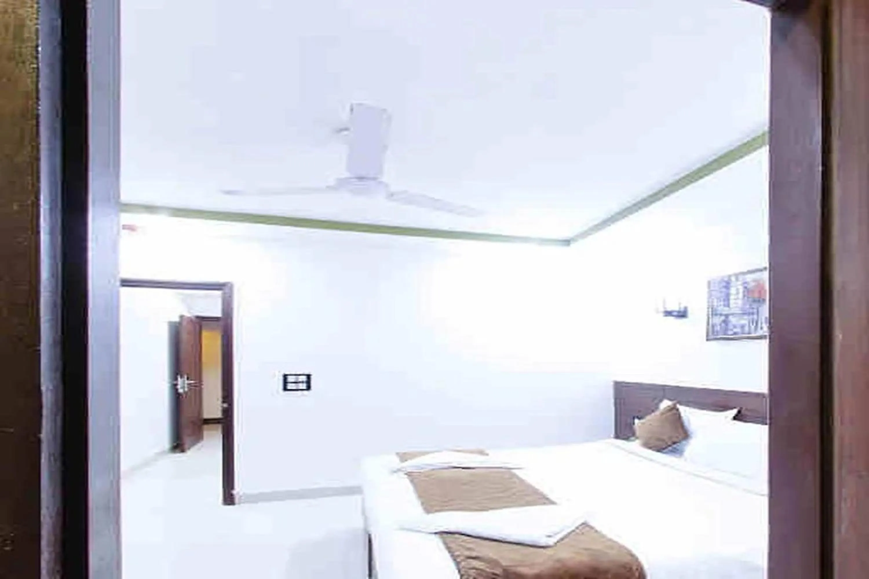 Photo of the whole room, Bed in HR Grand Hotel