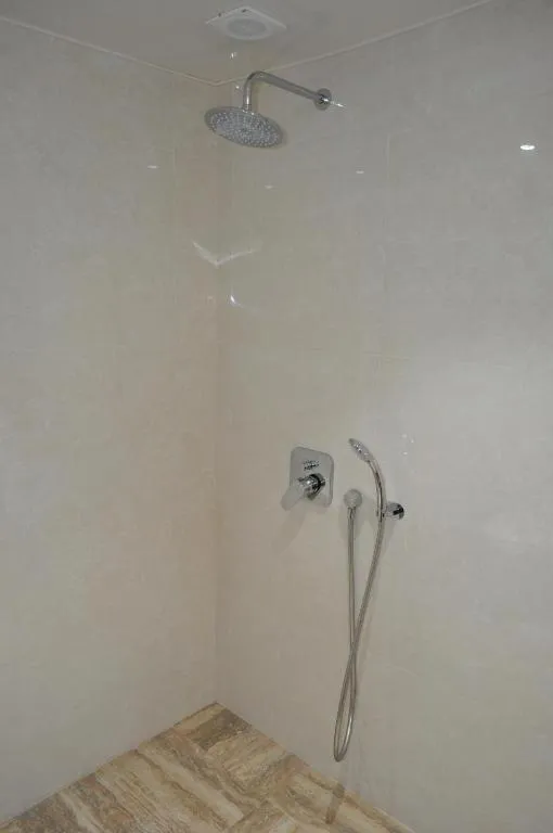 Shower in Hotel Tyulenovo