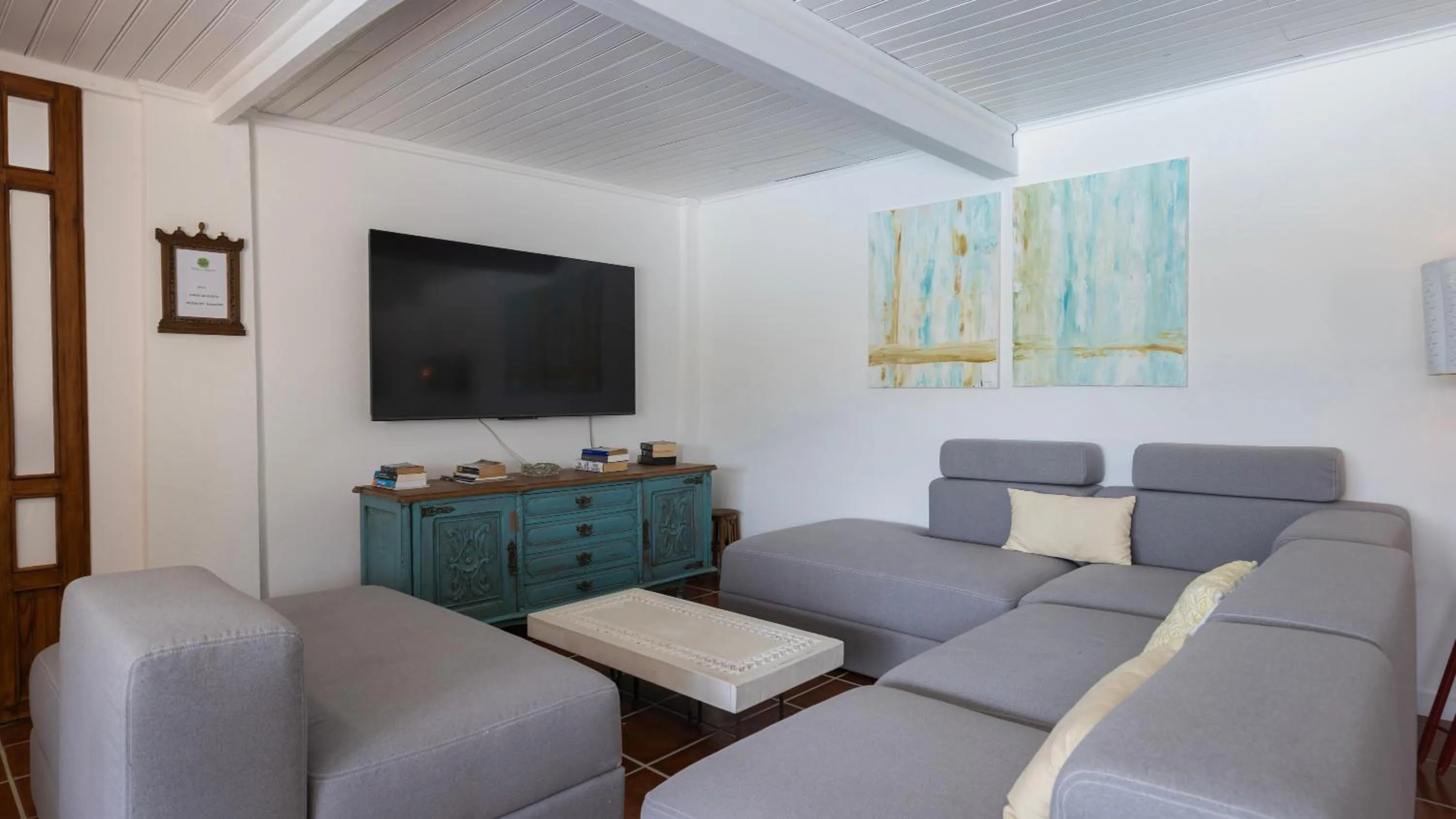Communal lounge/ TV room in Vinha da Quinta