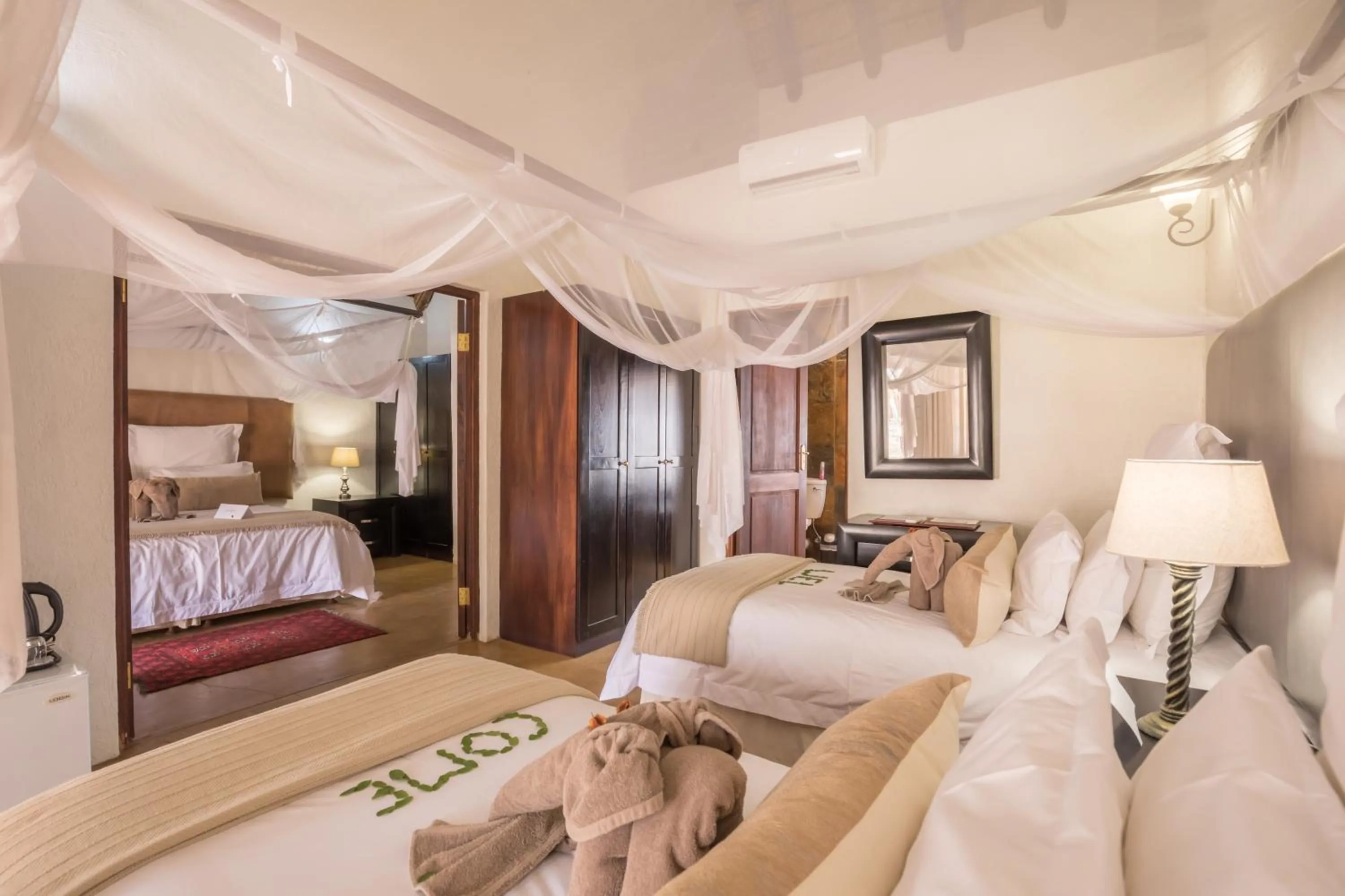 Property building, Bed in Karongwe- Shiduli Safari Lodge