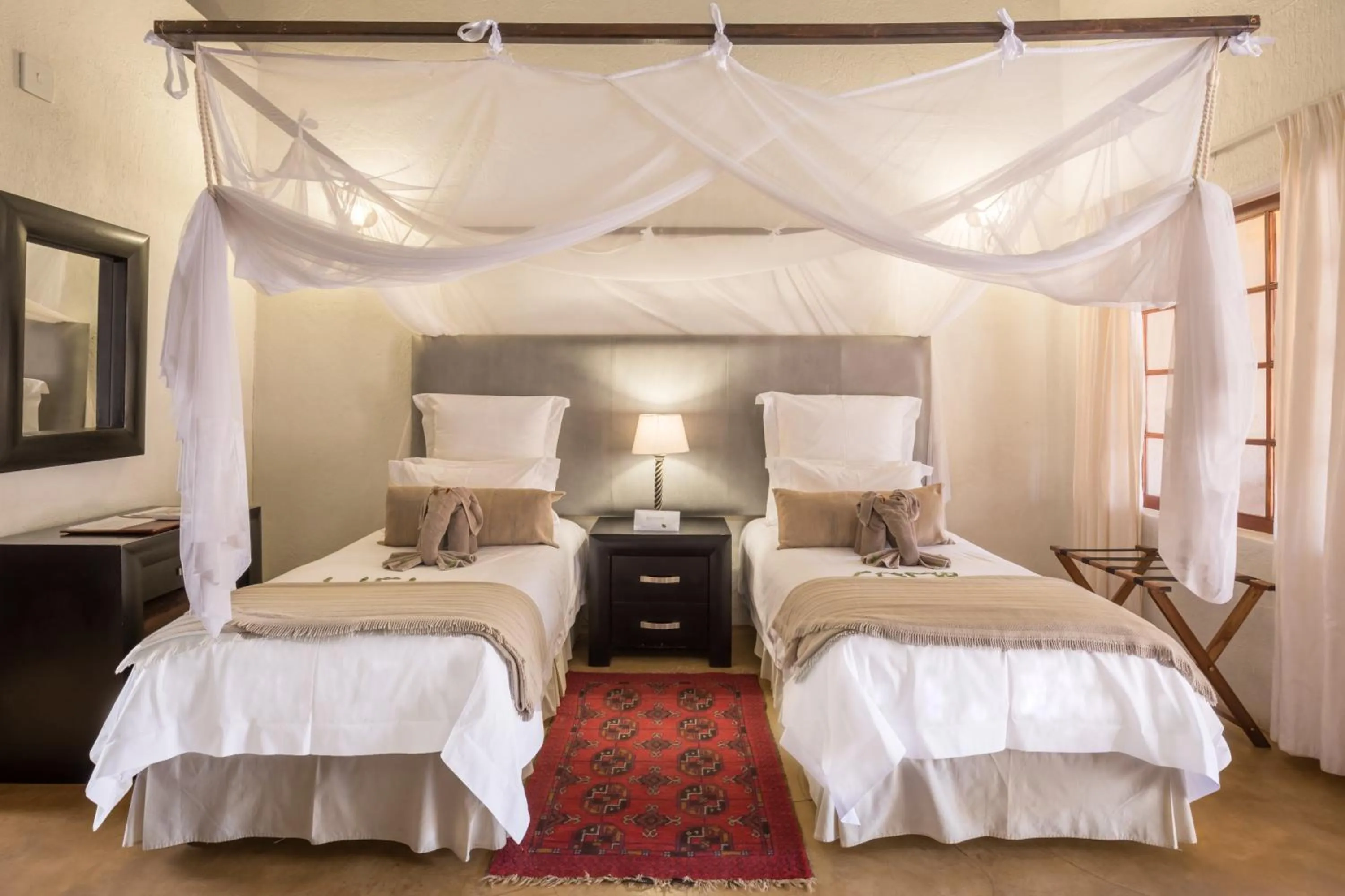 Communal lounge/ TV room, Bed in Karongwe- Shiduli Safari Lodge
