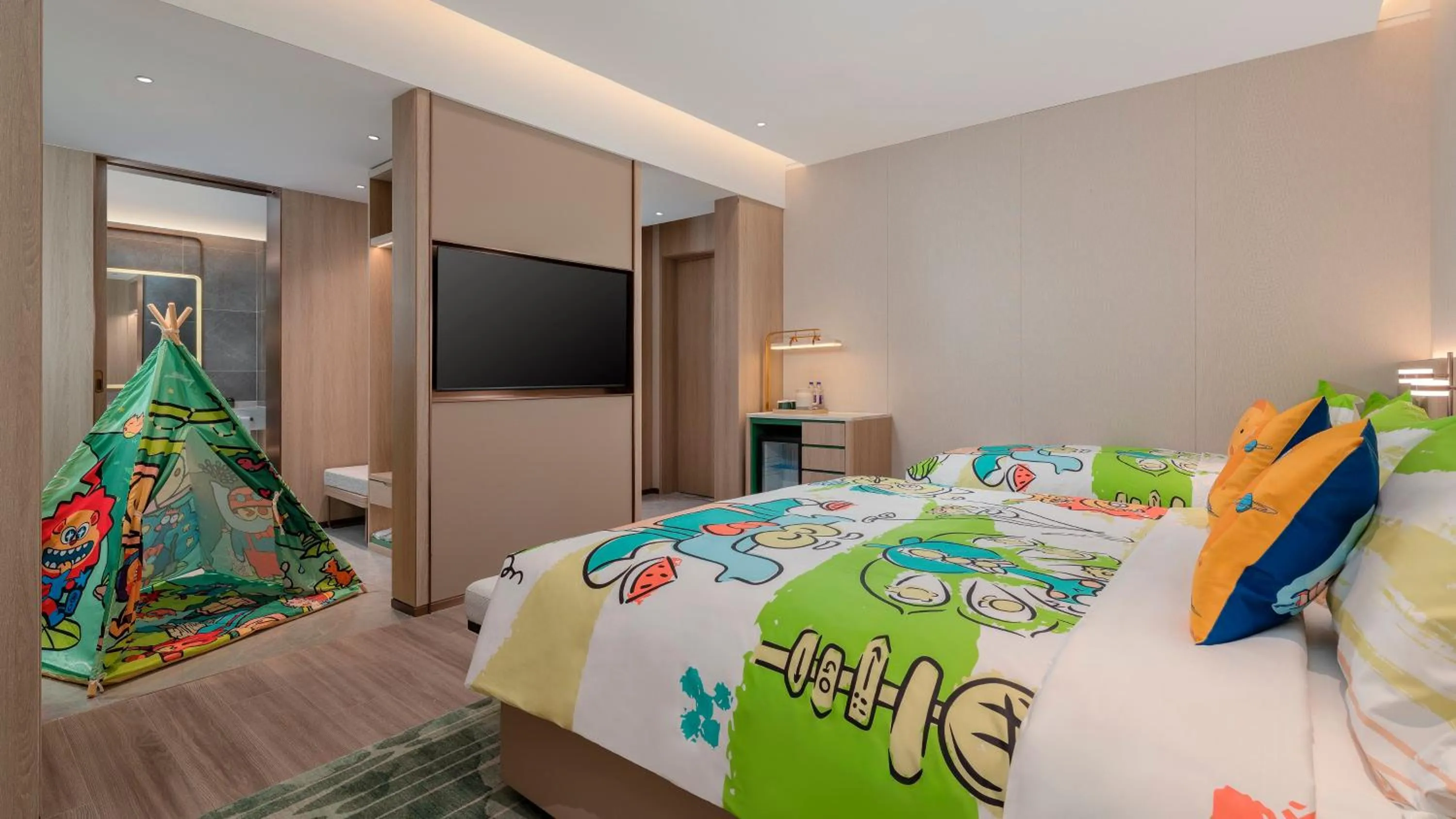 Photo of the whole room, Bed in Holiday Inn Jinan Thousand Buddha Mountain by IHG