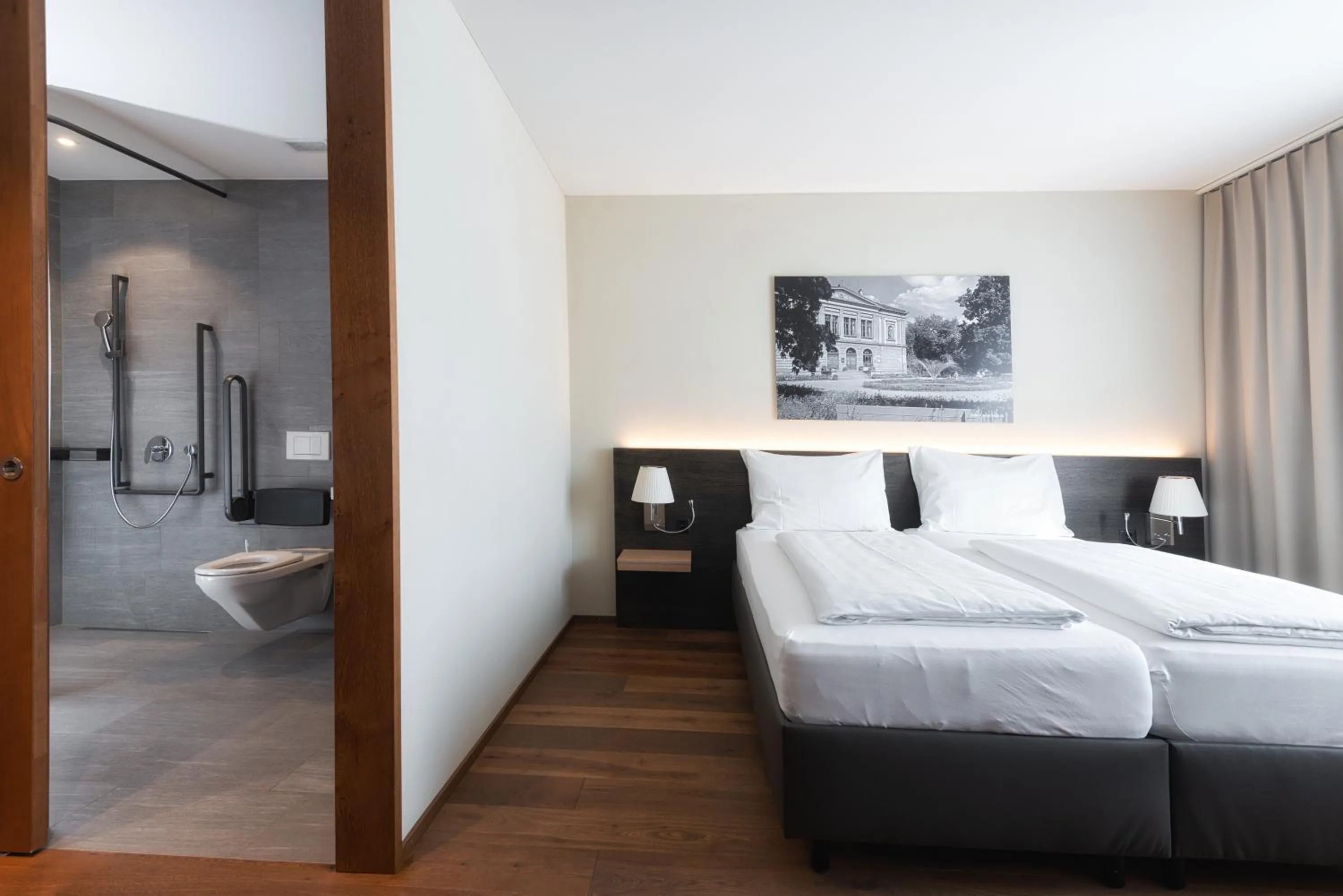 Shower, Bed in Hotel one66 (free parking garage)