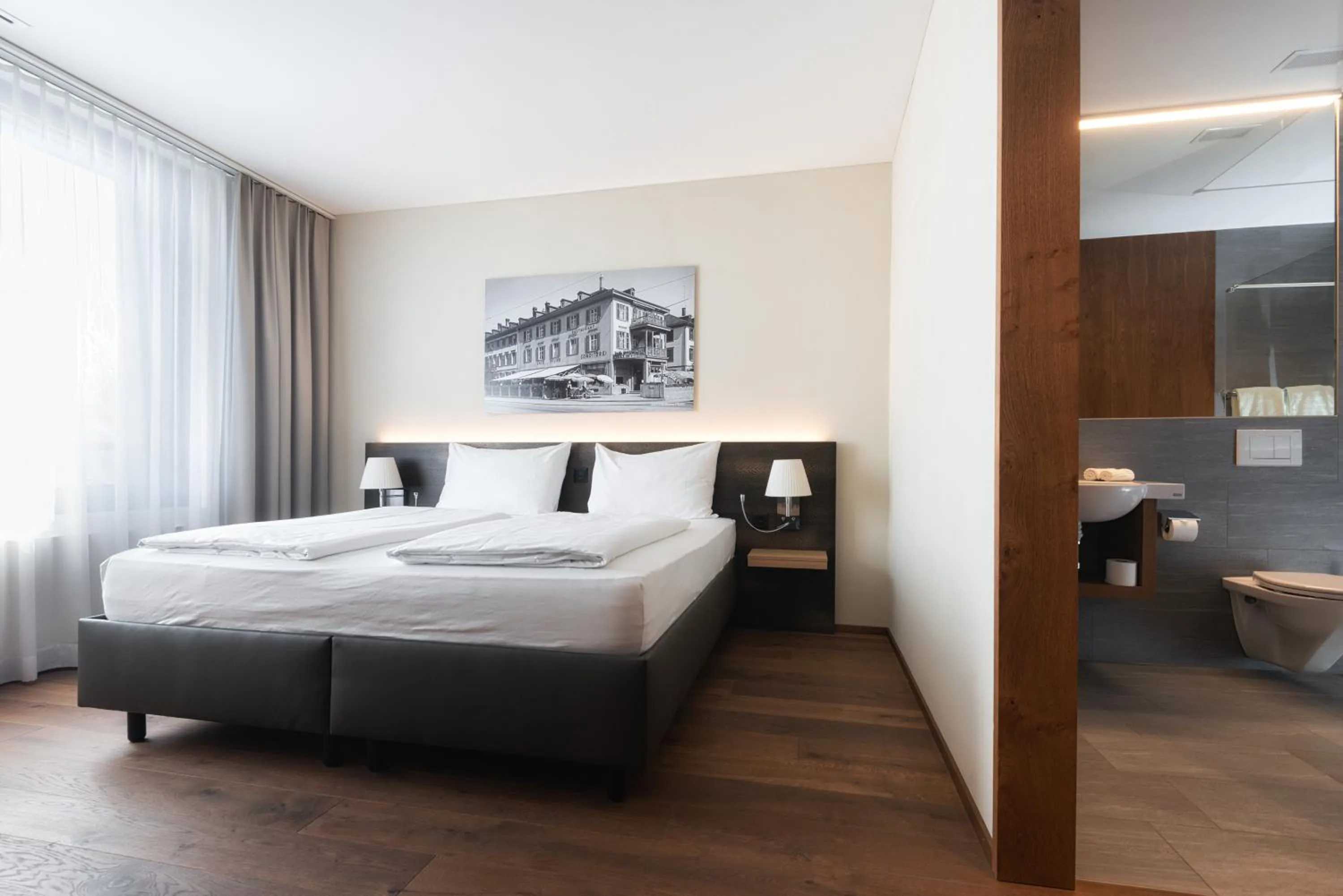 Bed in Hotel one66 (free parking garage)