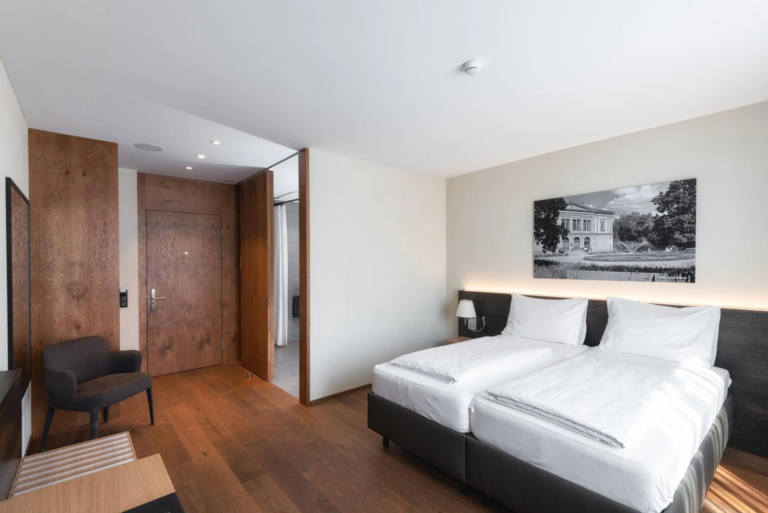 Bed in Hotel one66 (free parking garage)