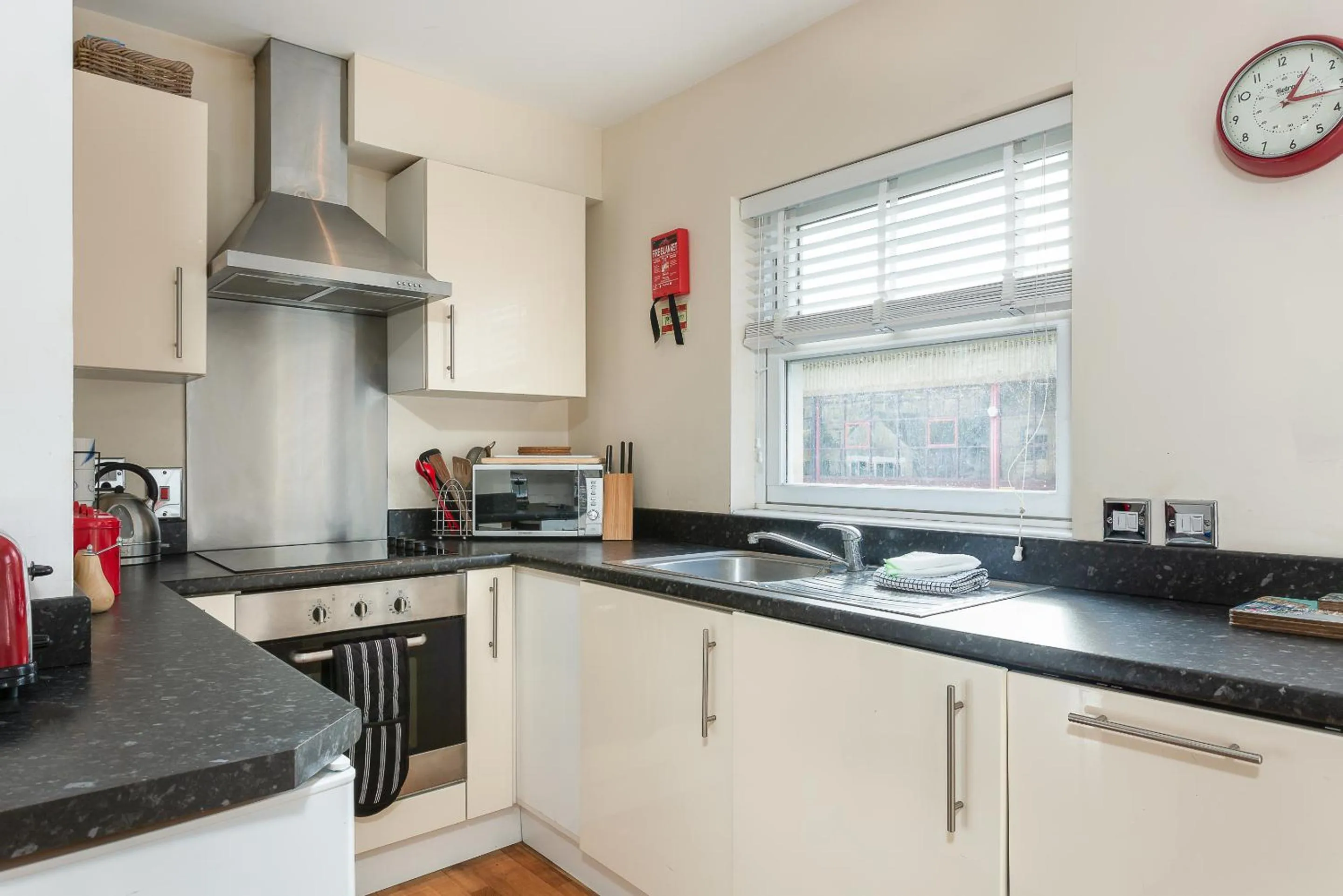 Kitchen or kitchenette in Bath Breaks Apartments
