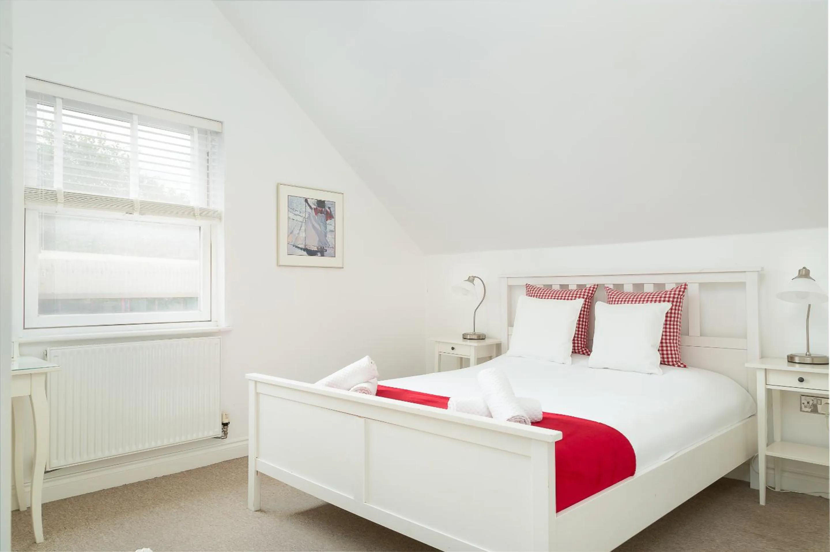 Bedroom, Bed in Bath Breaks Apartments