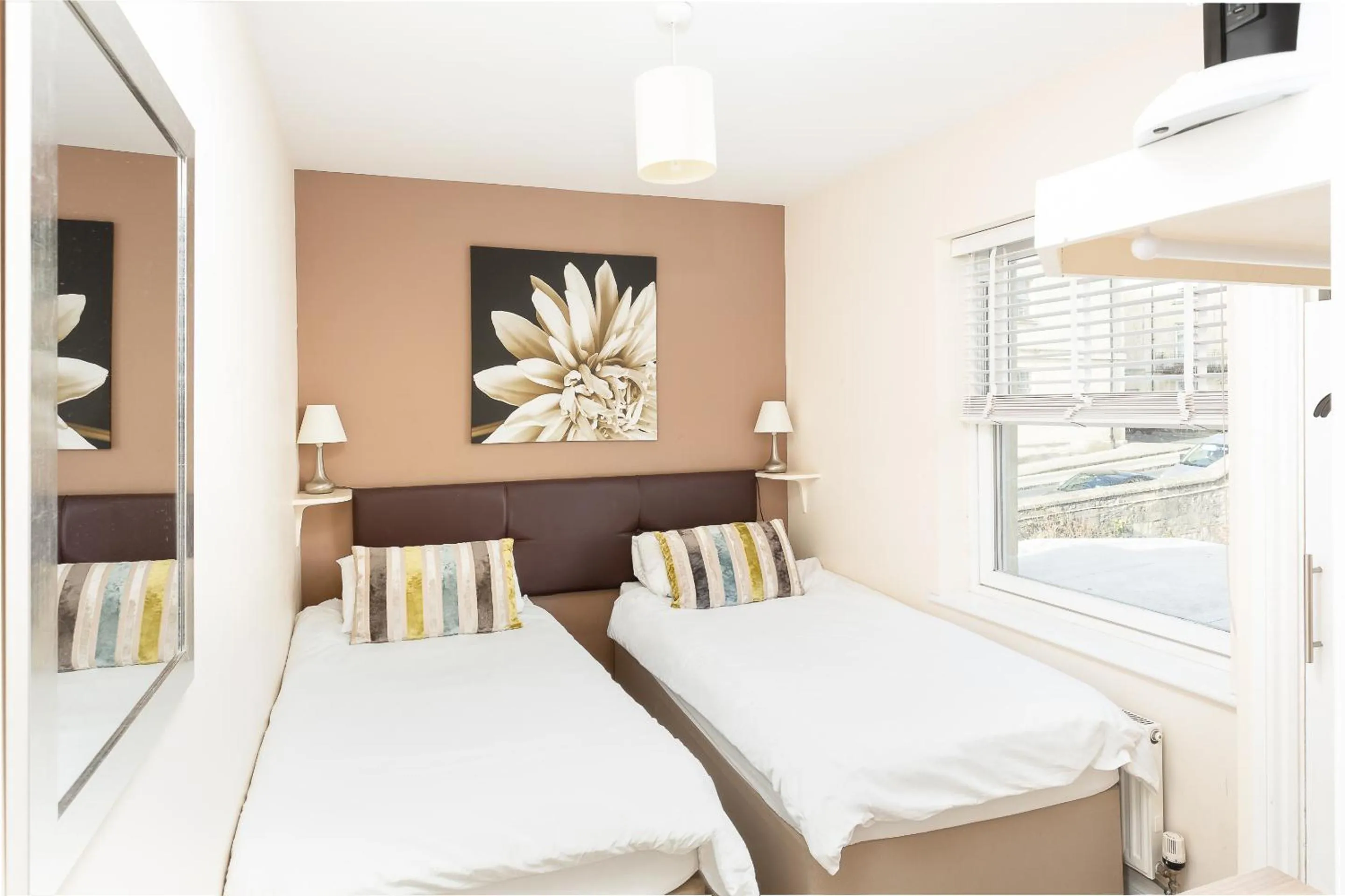 Bedroom, Bed in Bath Breaks Apartments