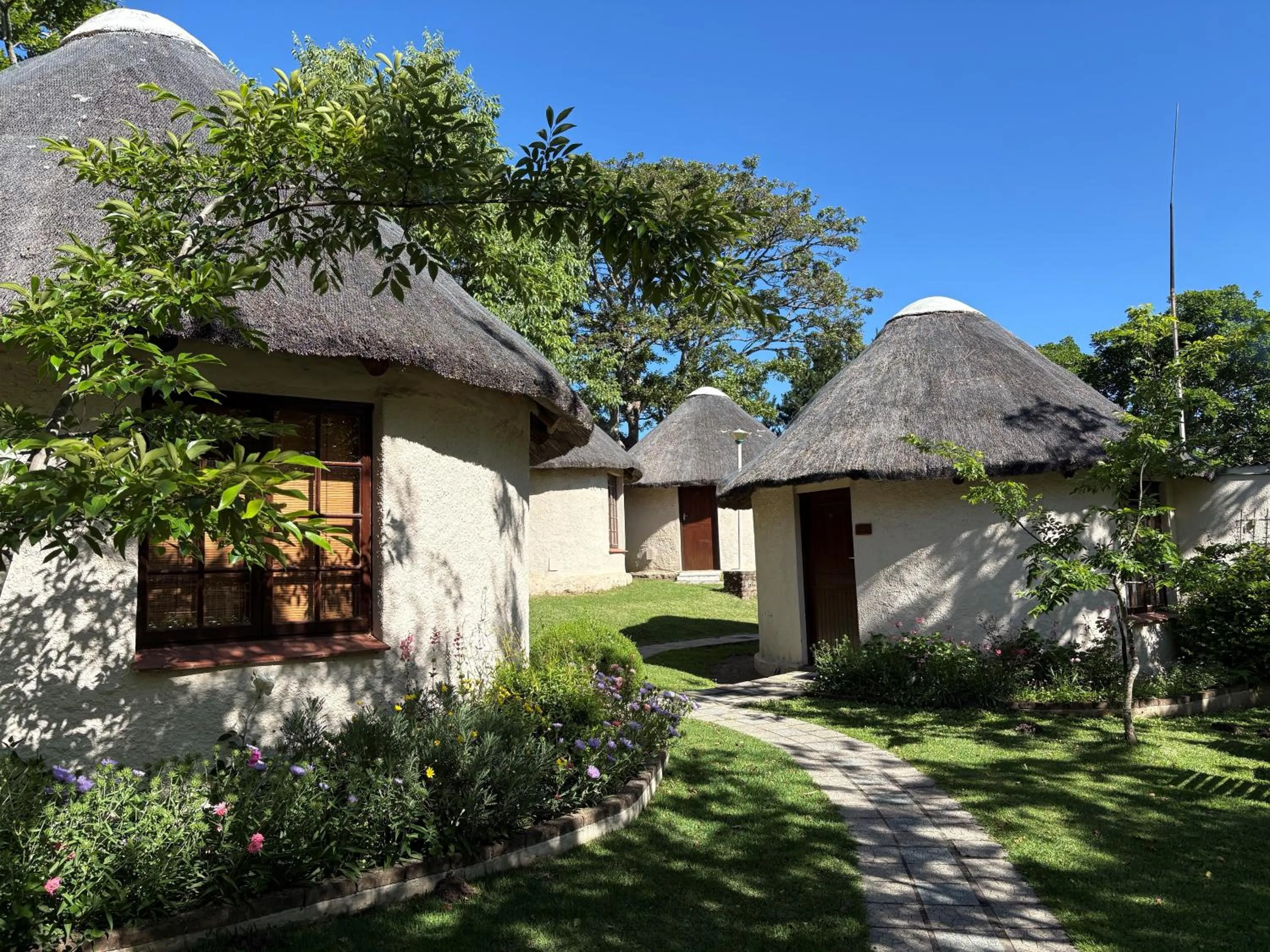 Property building in Eight Bells Mountain Inn