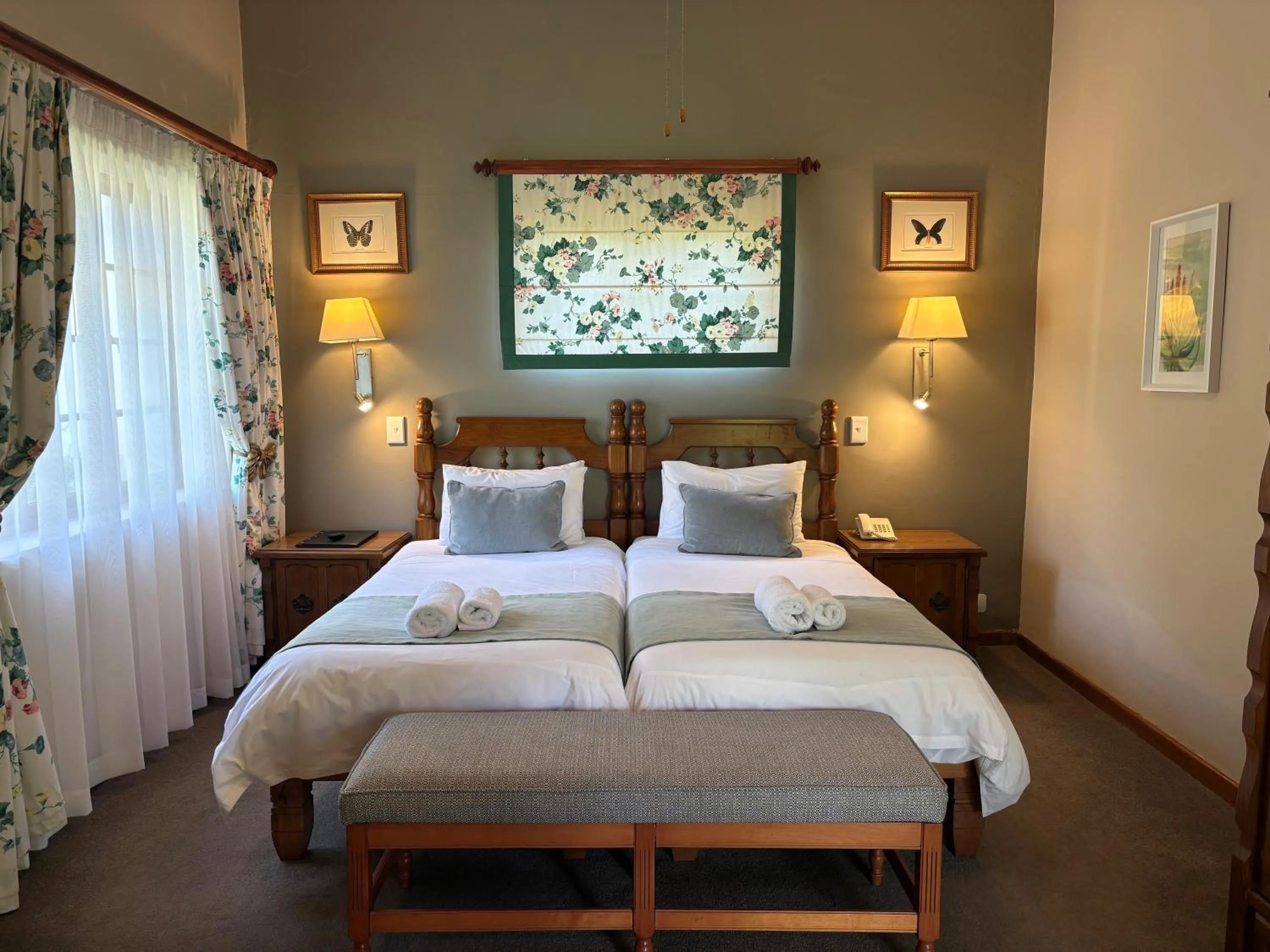 Bed in Eight Bells Mountain Inn