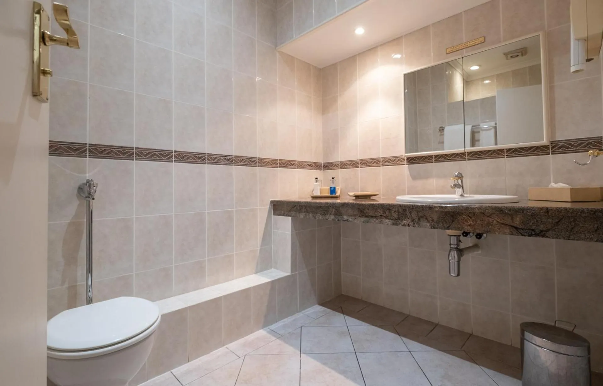 Deluxe Queen Room in 39 on Church