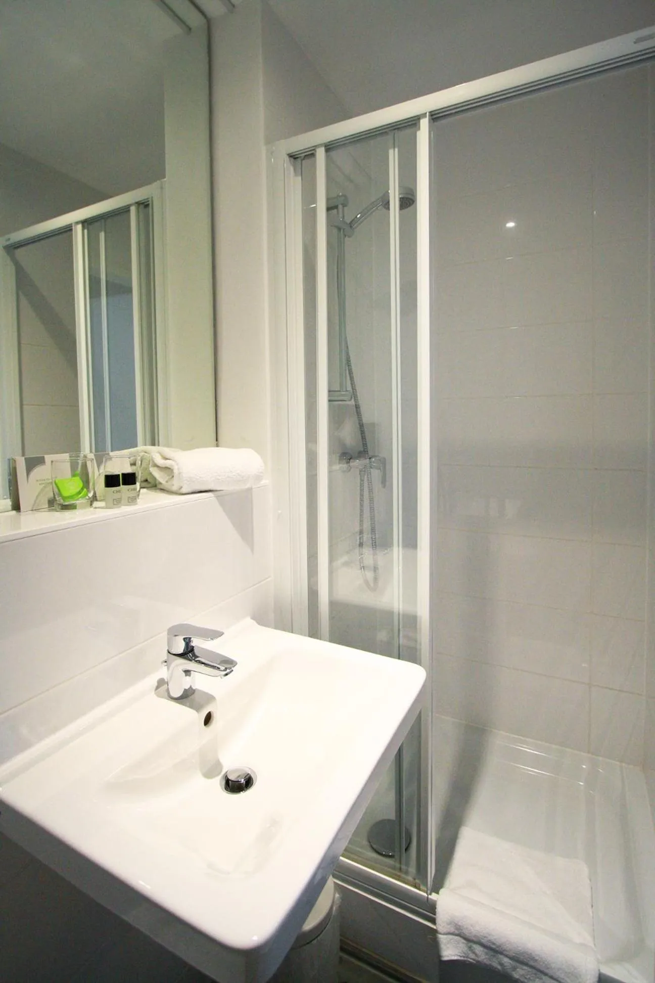 Shower in ARRIVEL Hotel Kirchheim - bisher Novitel