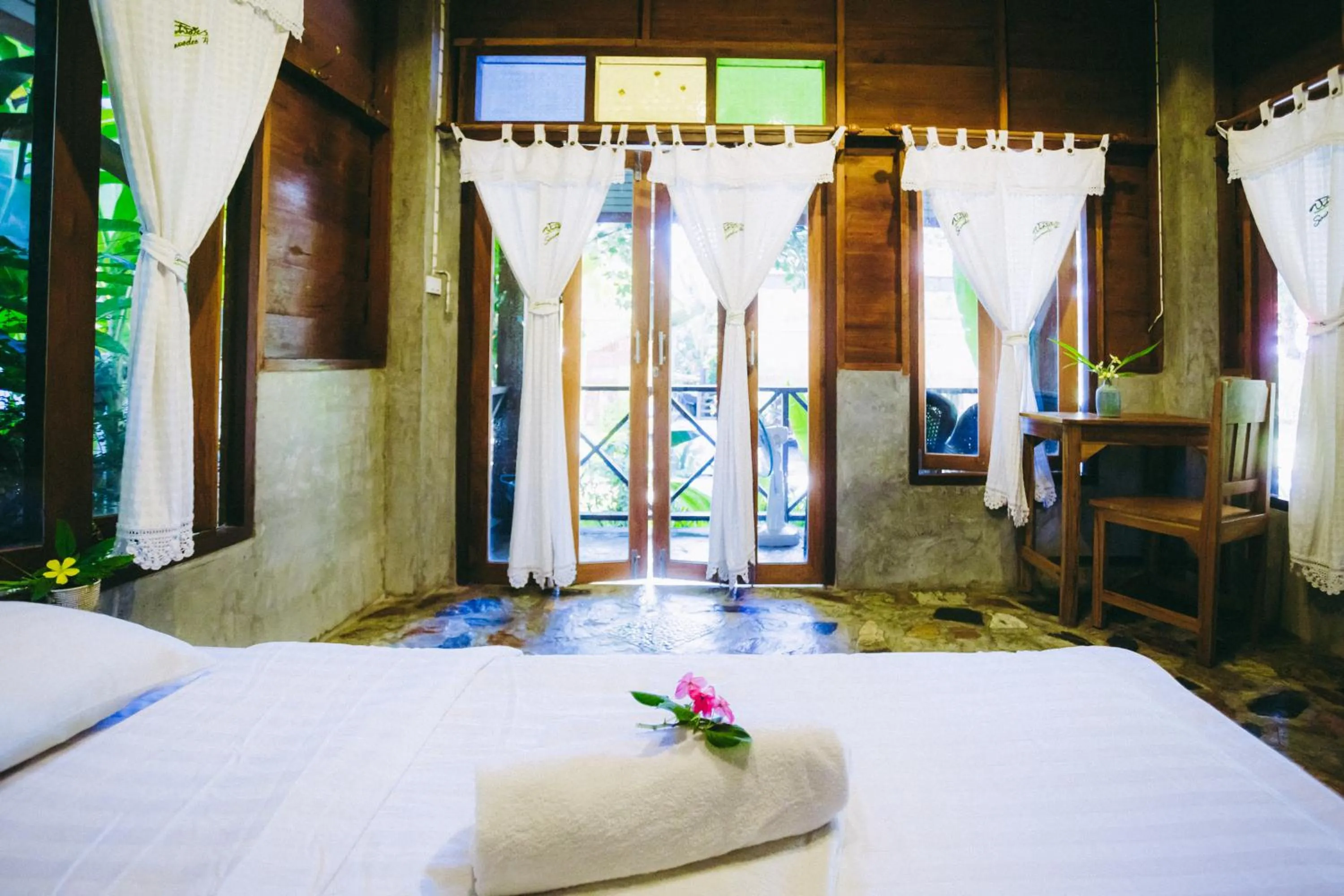 Bed in Sawasdeepai River Resort