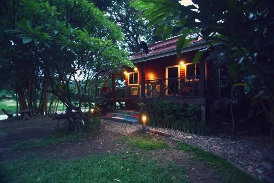 Property building in Sawasdeepai River Resort