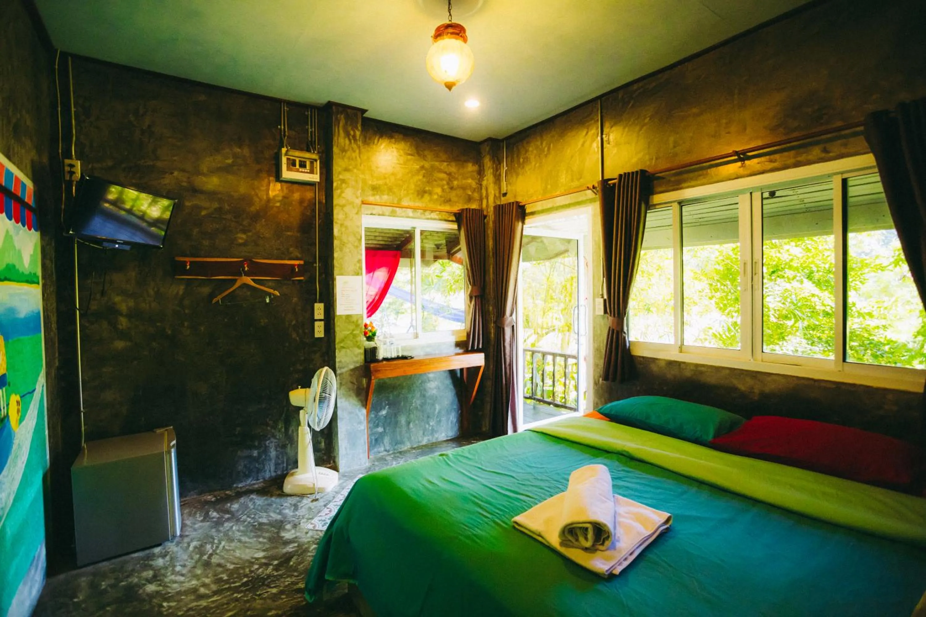 Bed in Sawasdeepai River Resort