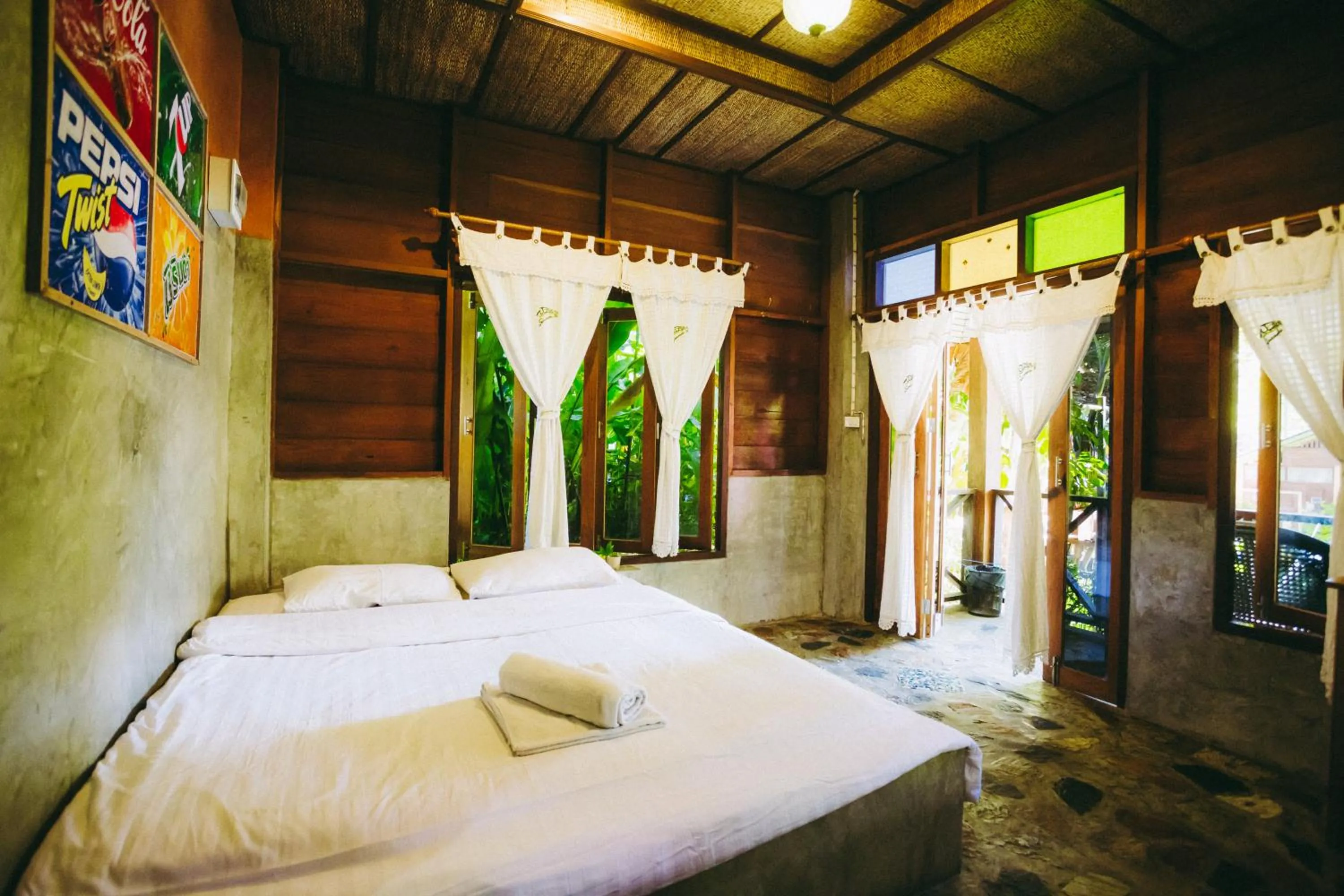 Bed in Sawasdeepai River Resort