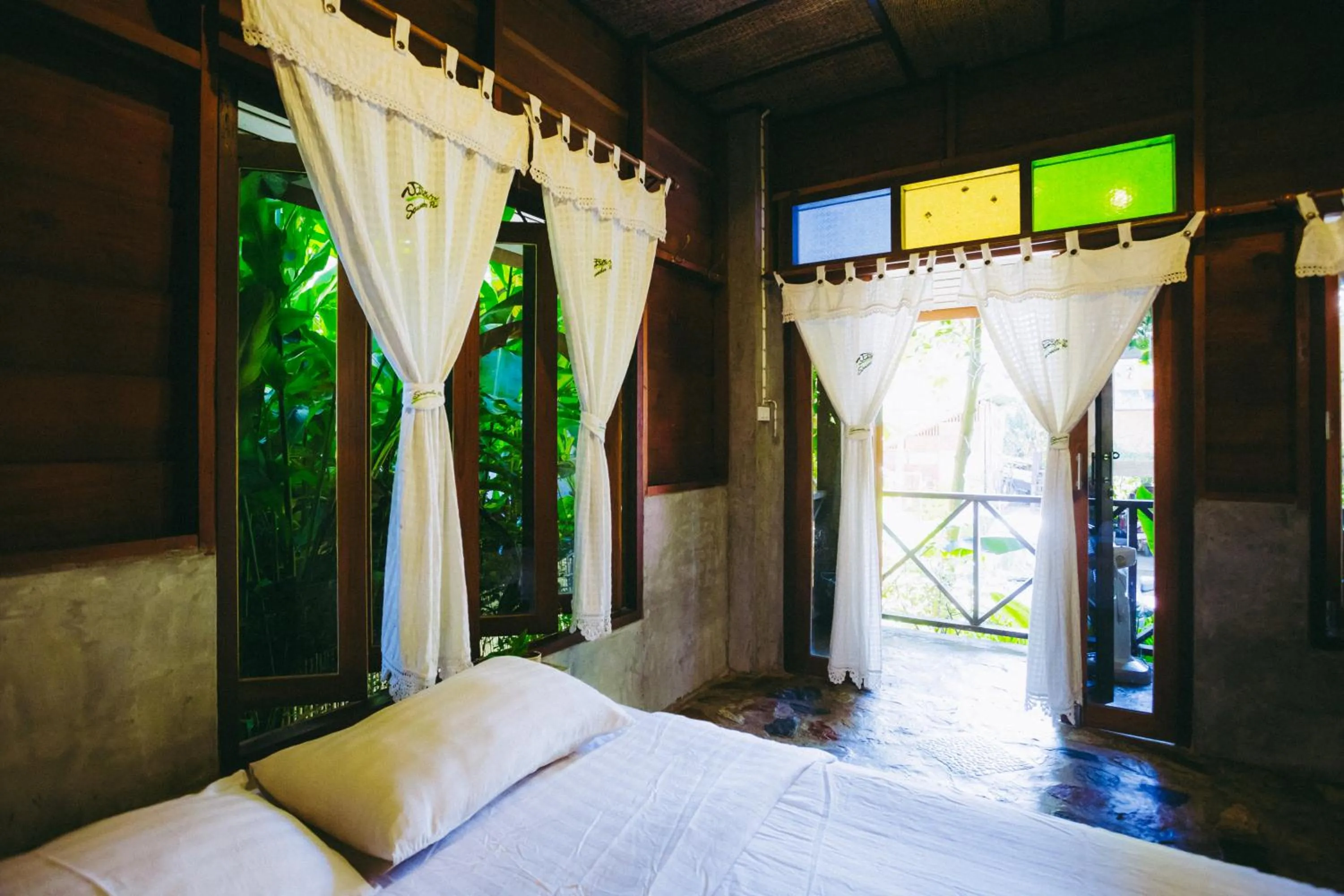 Bed in Sawasdeepai River Resort