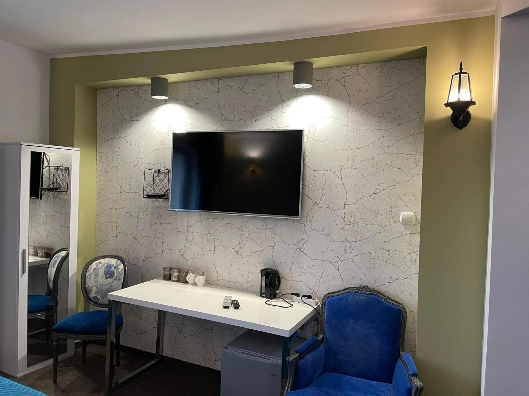 Rynek 14 - Pokoje hotelowe - Cafe&Restaurant - Parking - OrangeTV