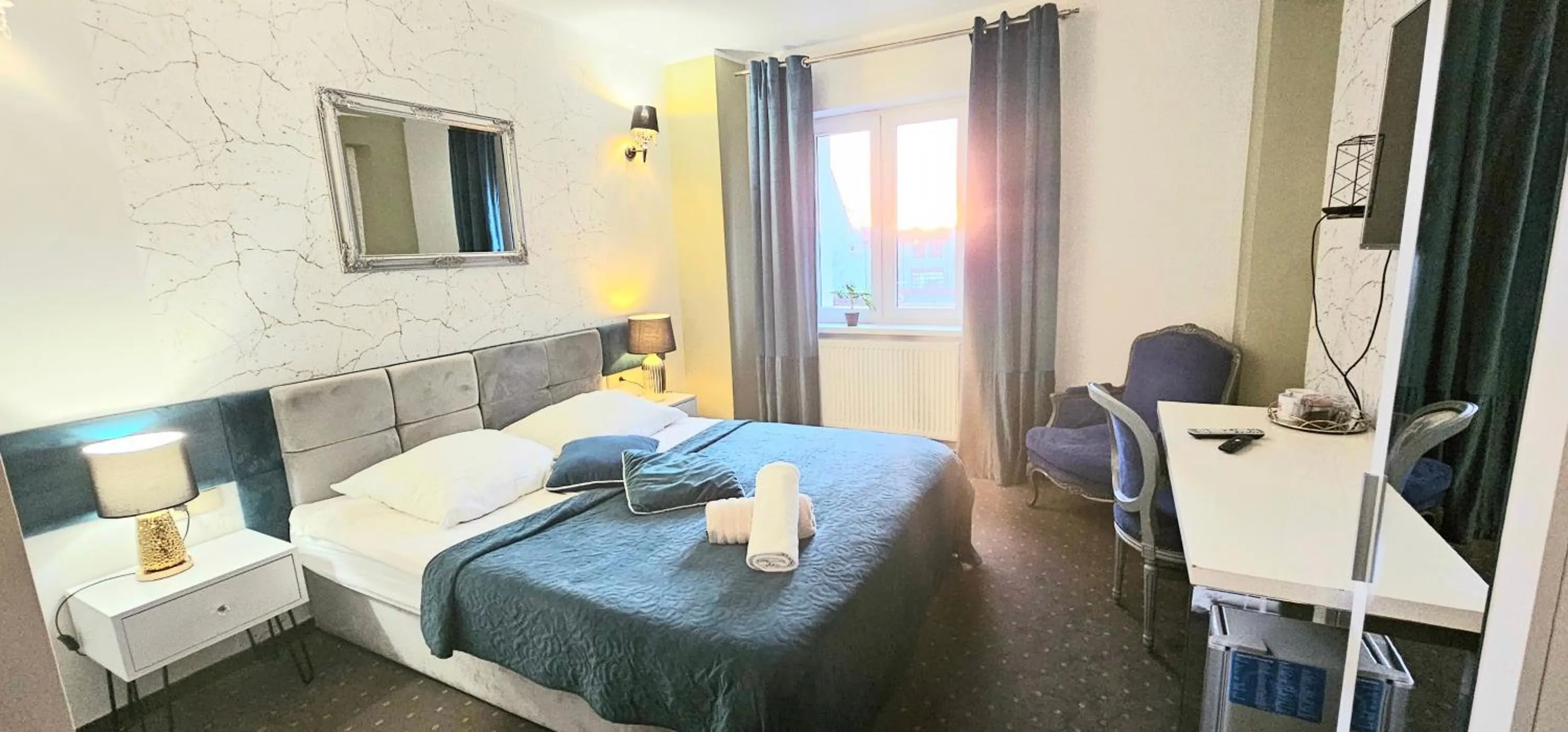 Bed in Rynek 14 - Pokoje hotelowe - Cafe&Restaurant - Parking - OrangeTV