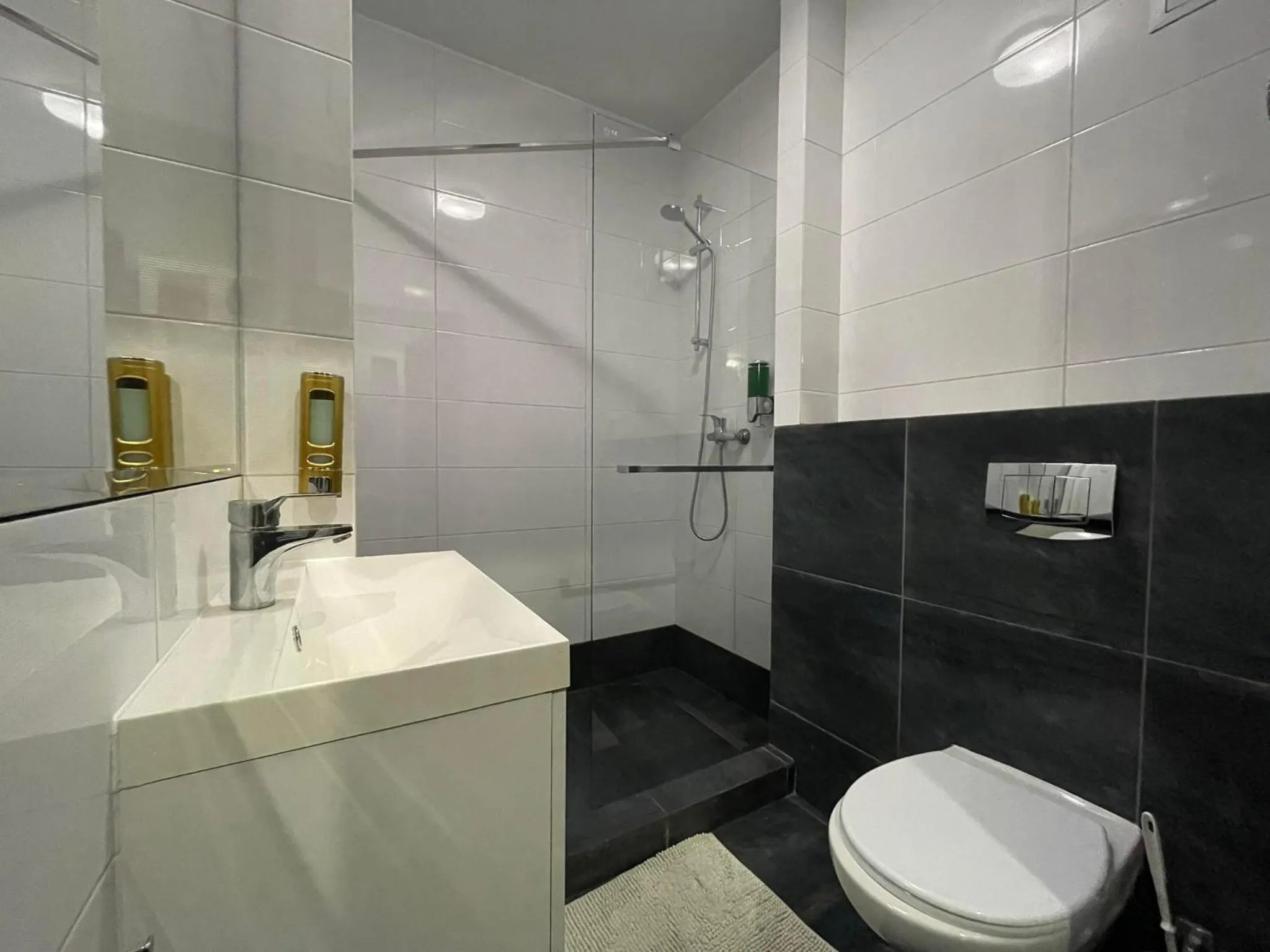 Rynek 14 - Pokoje hotelowe - Cafe&Restaurant - Parking - OrangeTV