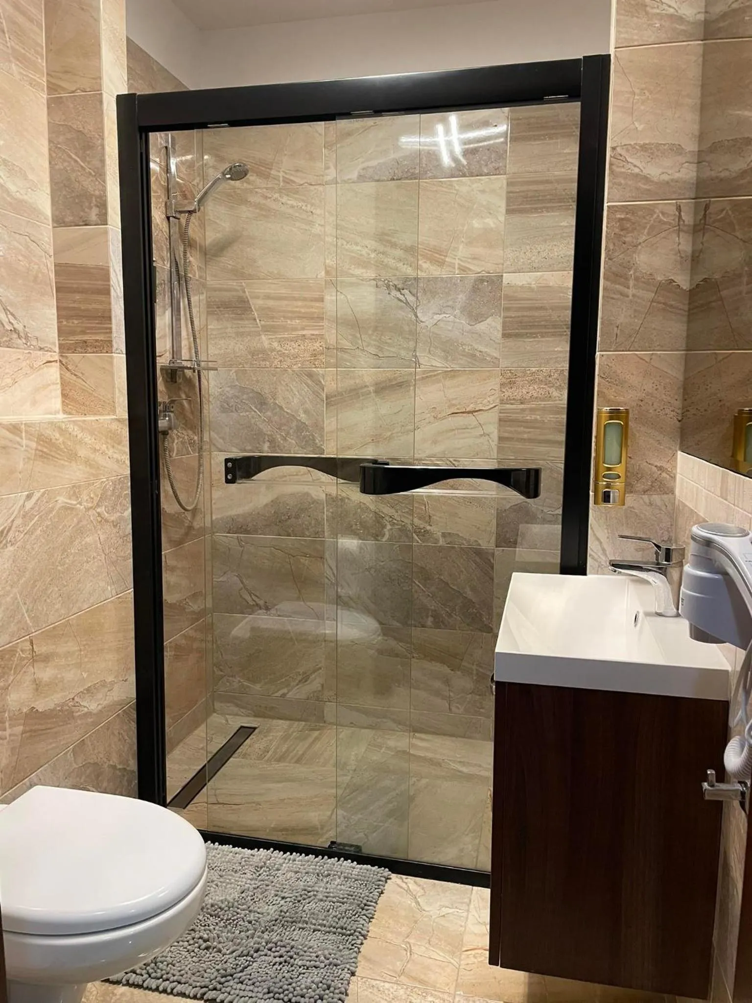 Rynek 14 - Pokoje hotelowe - Cafe&Restaurant - Parking - OrangeTV