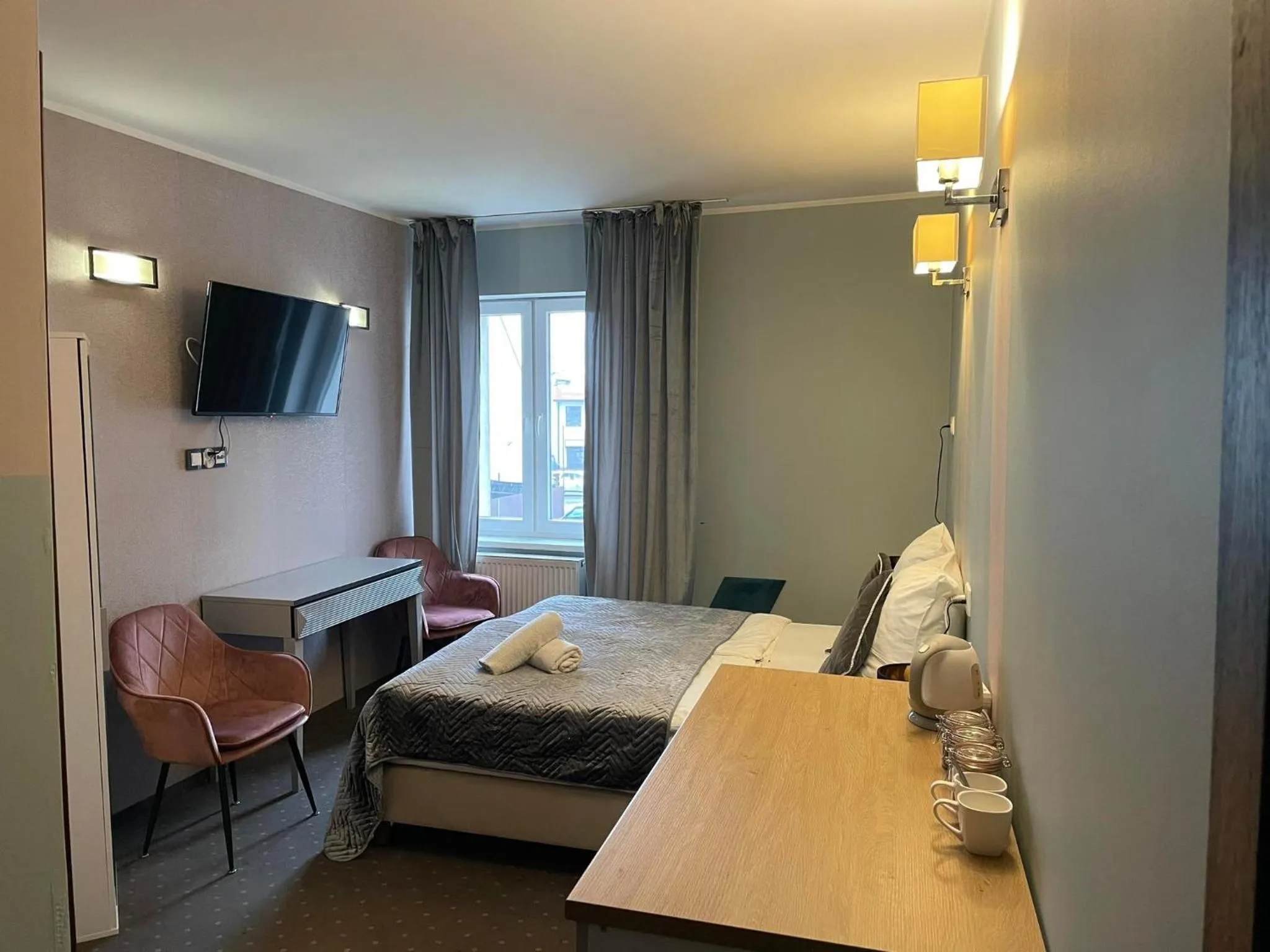 Bed in Rynek 14 - Pokoje hotelowe - Cafe&Restaurant - Parking - OrangeTV