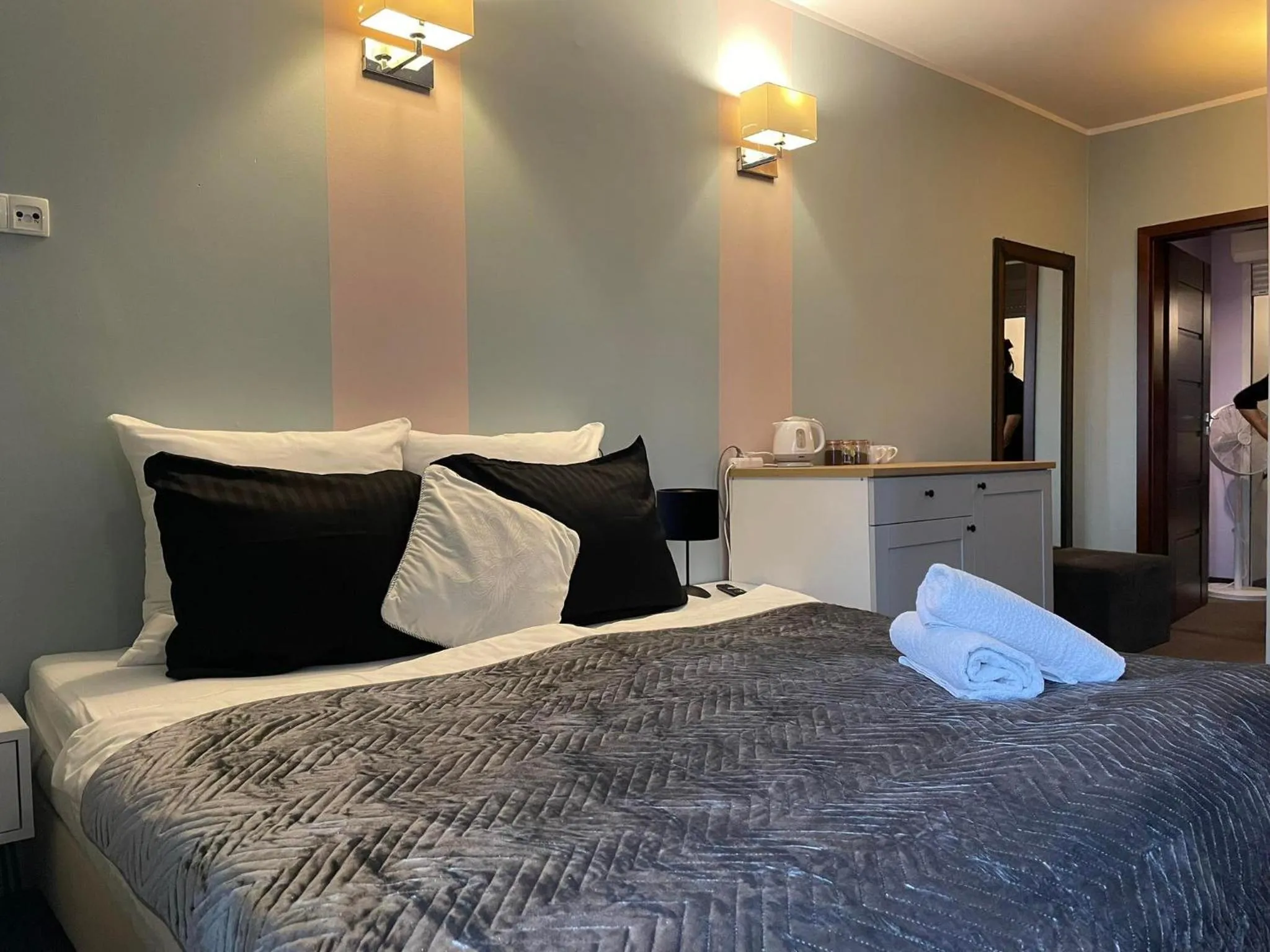 Bed in Rynek 14 - Pokoje hotelowe - Cafe&Restaurant - Parking - OrangeTV