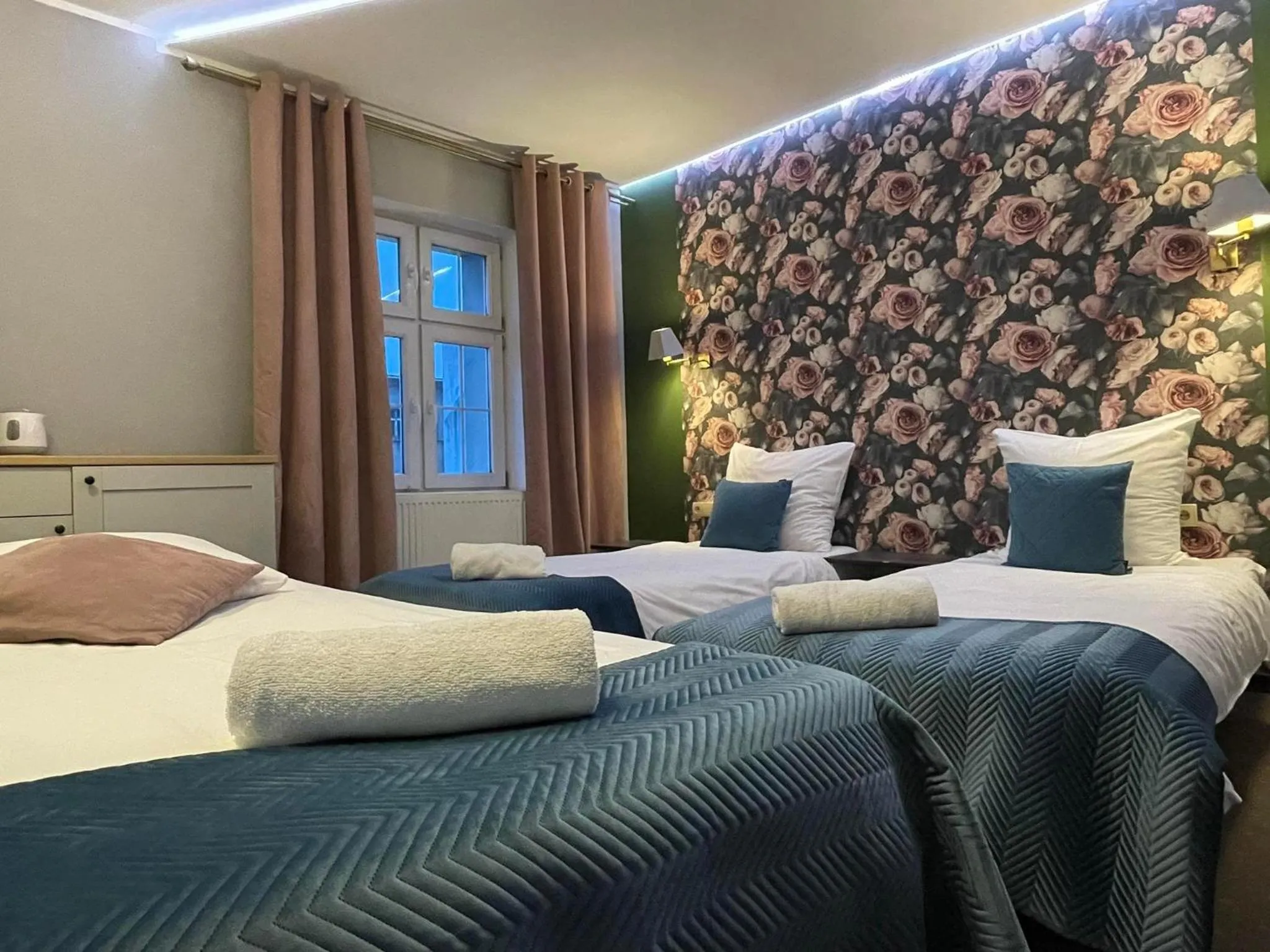 Bed in Rynek 14 - Pokoje hotelowe - Cafe&Restaurant - Parking - OrangeTV