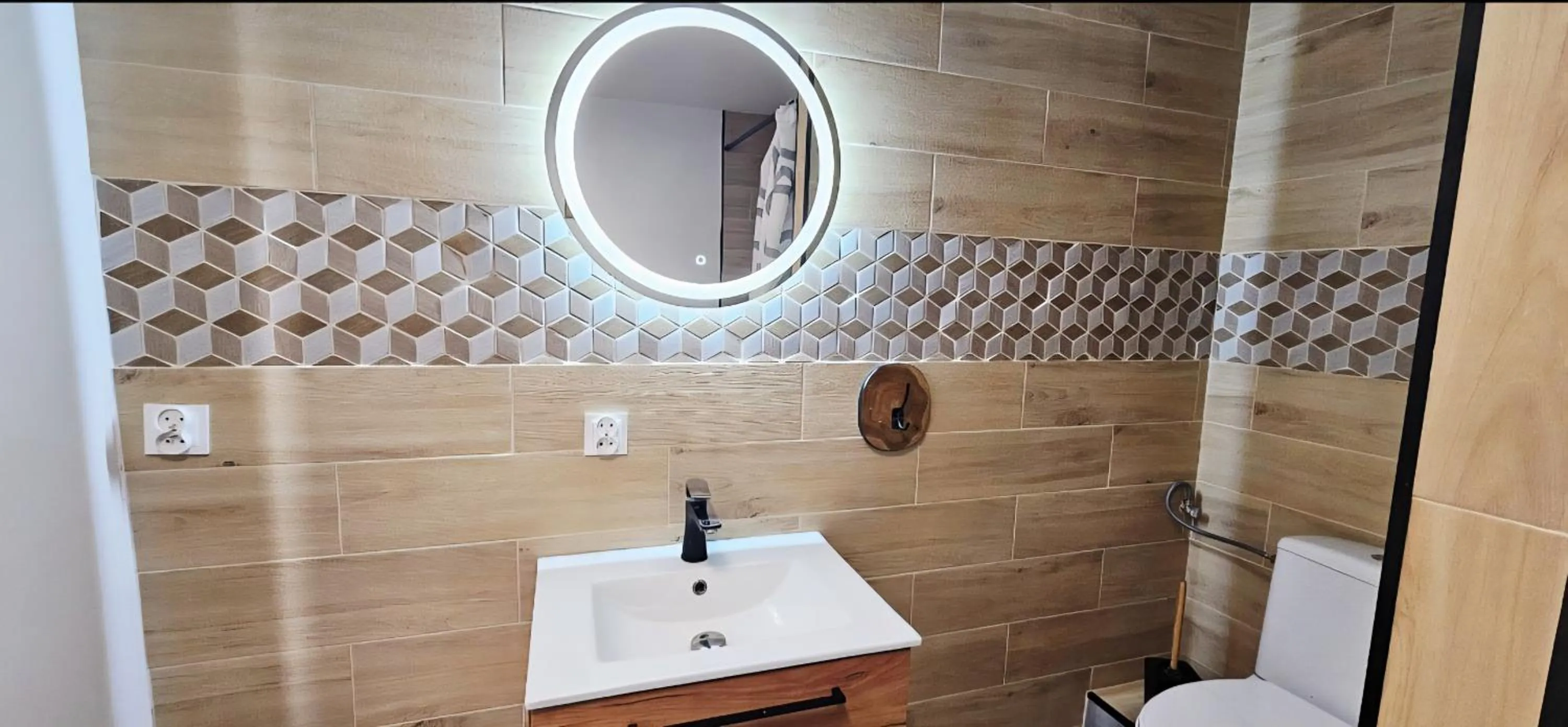 Rynek 14 - Pokoje hotelowe - Cafe&Restaurant - Parking - OrangeTV