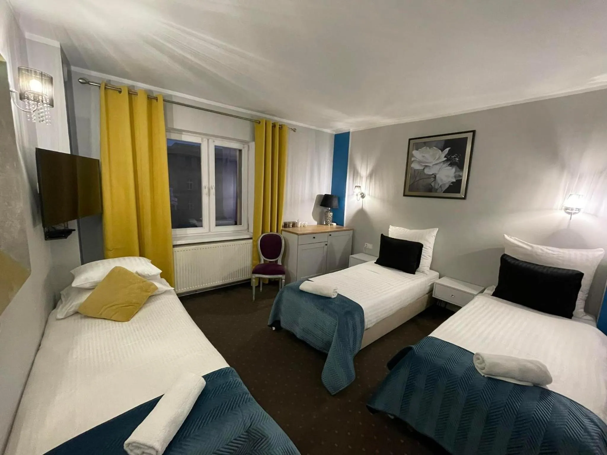 Bed in Rynek 14 - Pokoje hotelowe - Cafe&Restaurant - Parking - OrangeTV