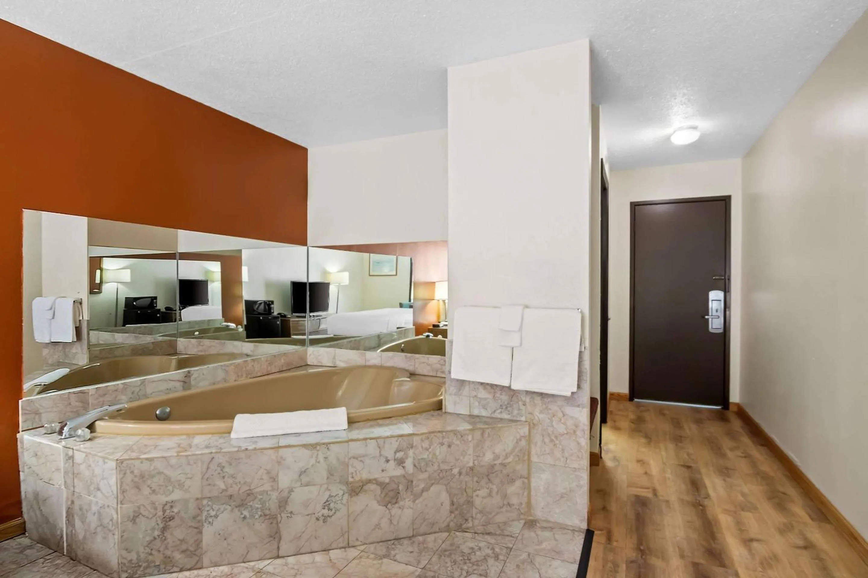 Bedroom in Econo Lodge Manistee