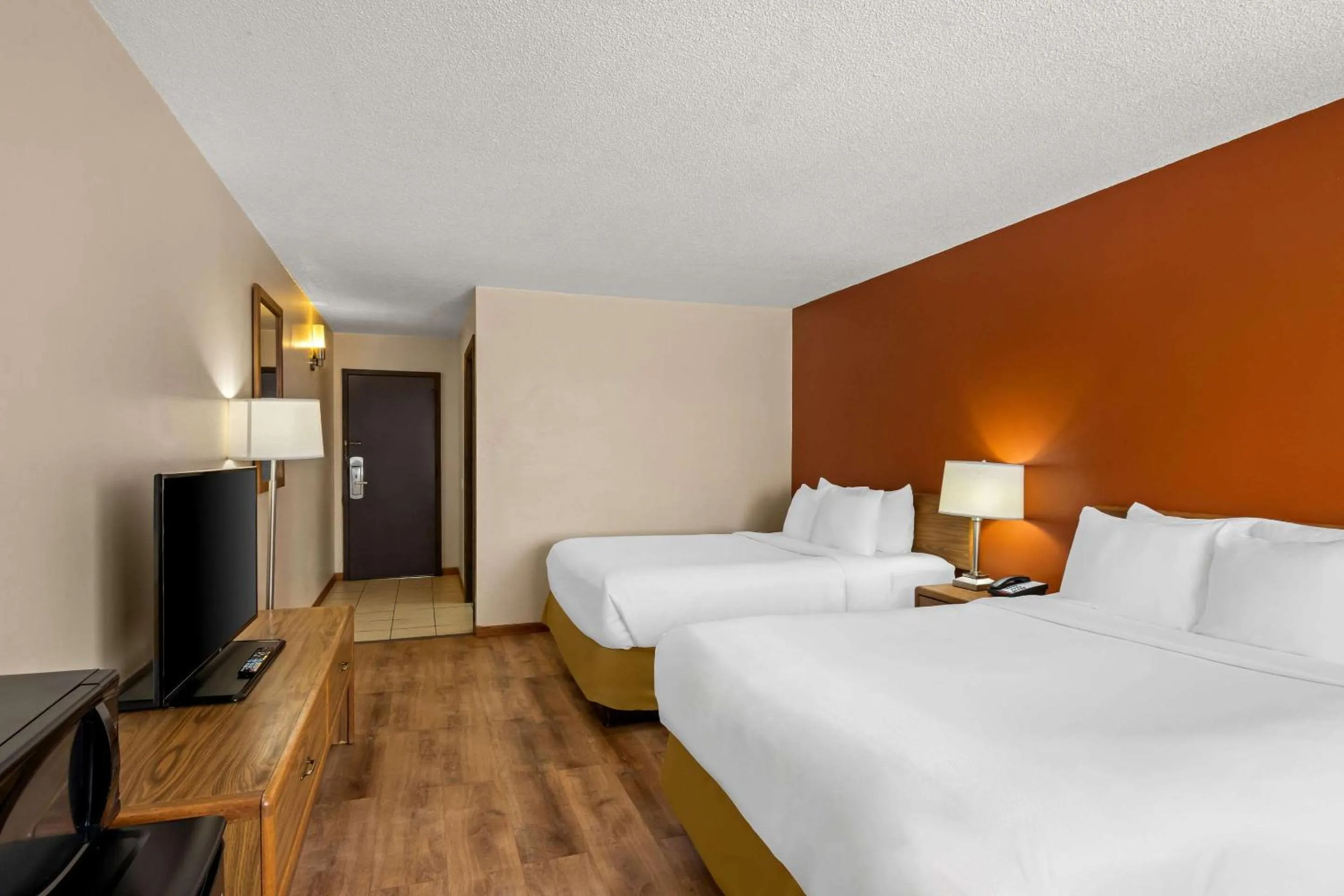 Bedroom, Bed in Econo Lodge Manistee