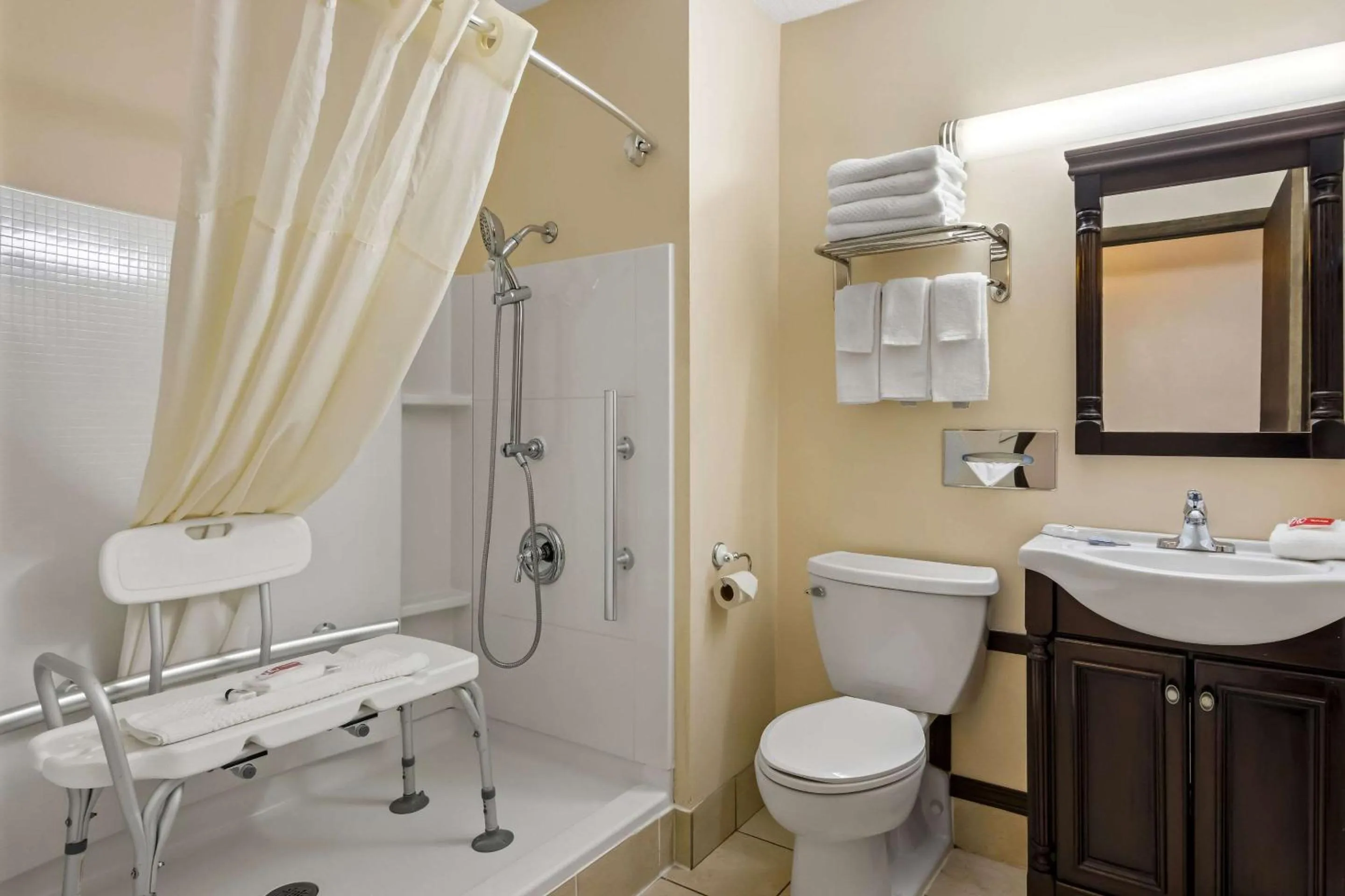 Bedroom in Econo Lodge Manistee