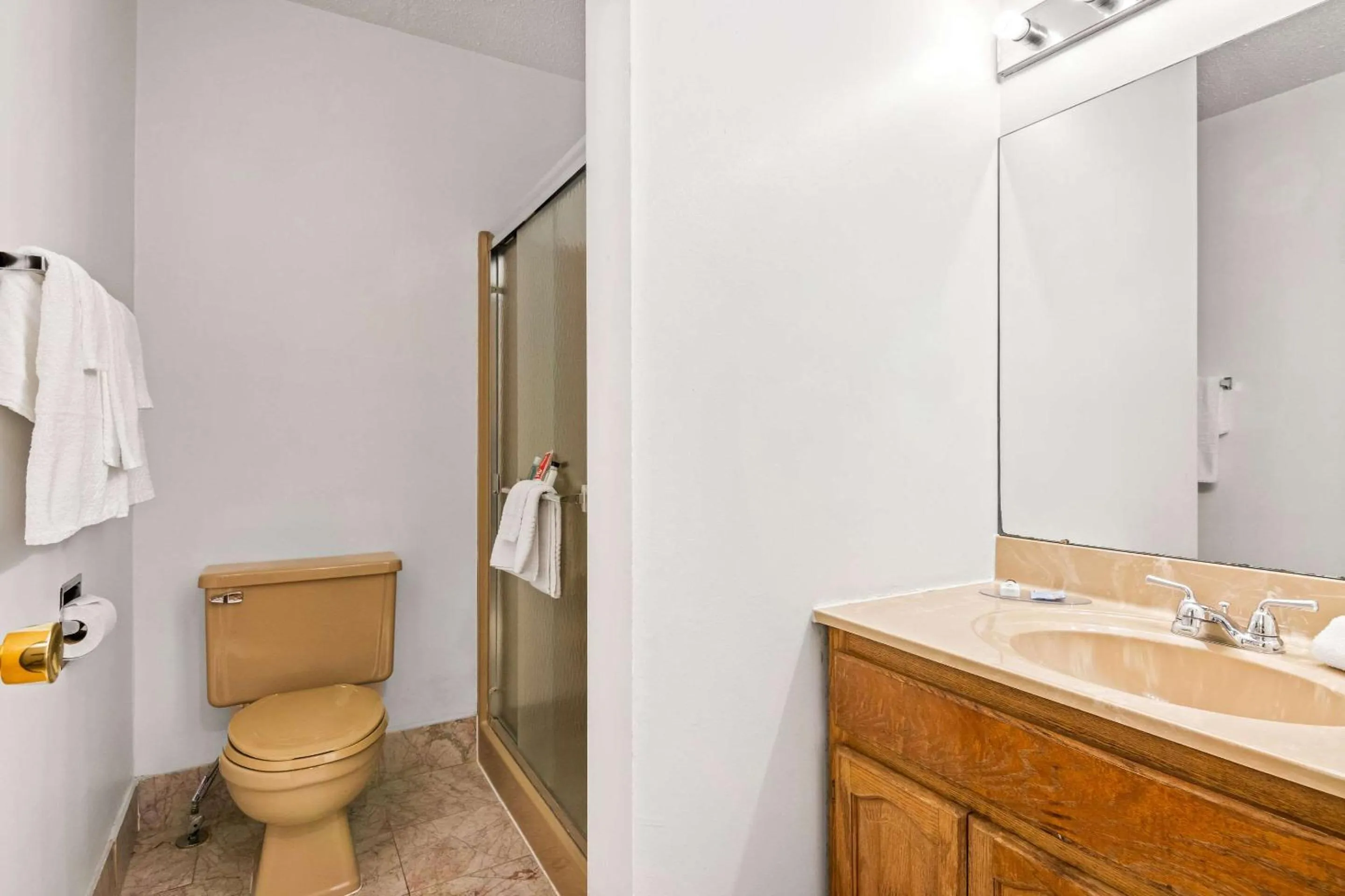 Bedroom in Econo Lodge Manistee