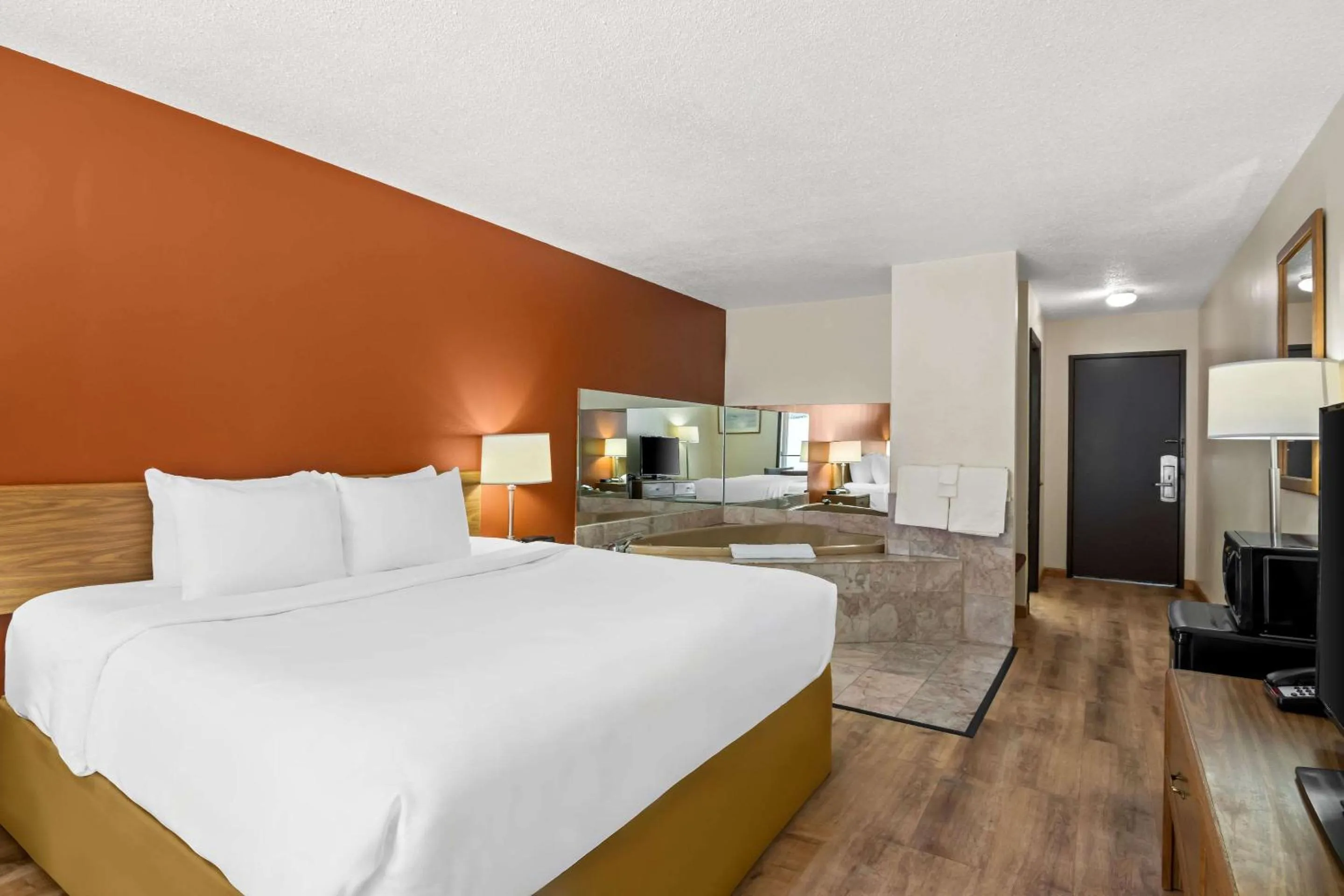 Bedroom, Bed in Econo Lodge Manistee