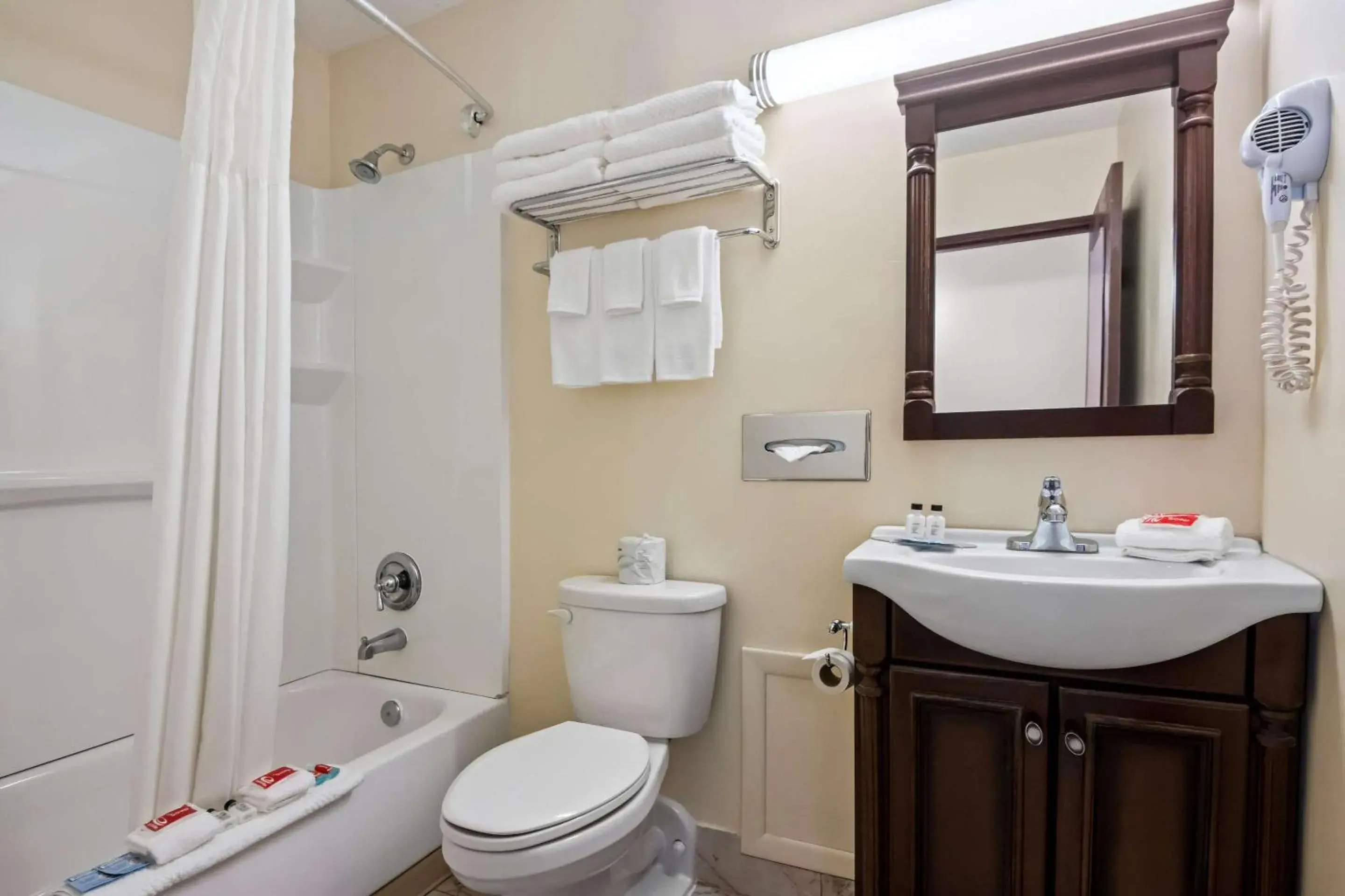 Family Room with King Bed and Two Queen Beds - Non Smoking/Interior Hall in Econo Lodge Manistee Family Room with King Bed and Two Queen Beds - Non Smoking/Interior Hall in Econo Lodge Manistee