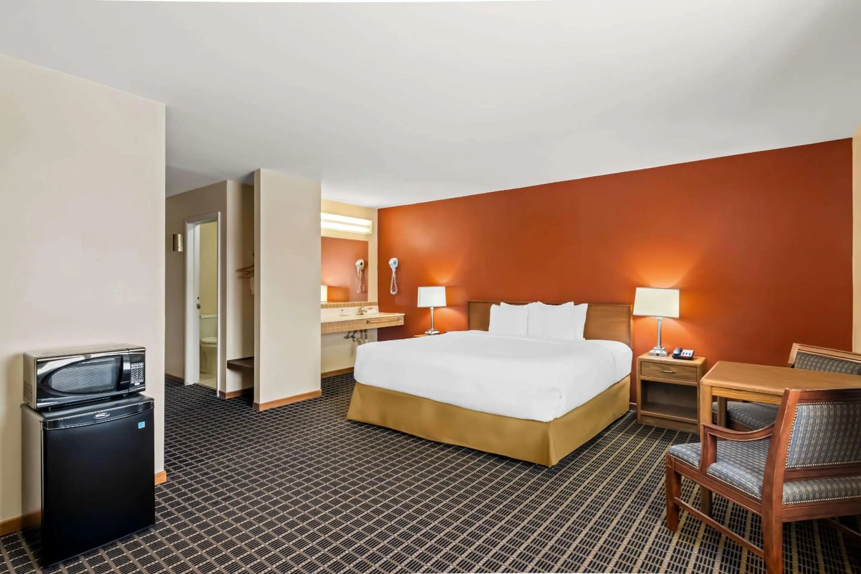 Bedroom, Bed in Econo Lodge Manistee