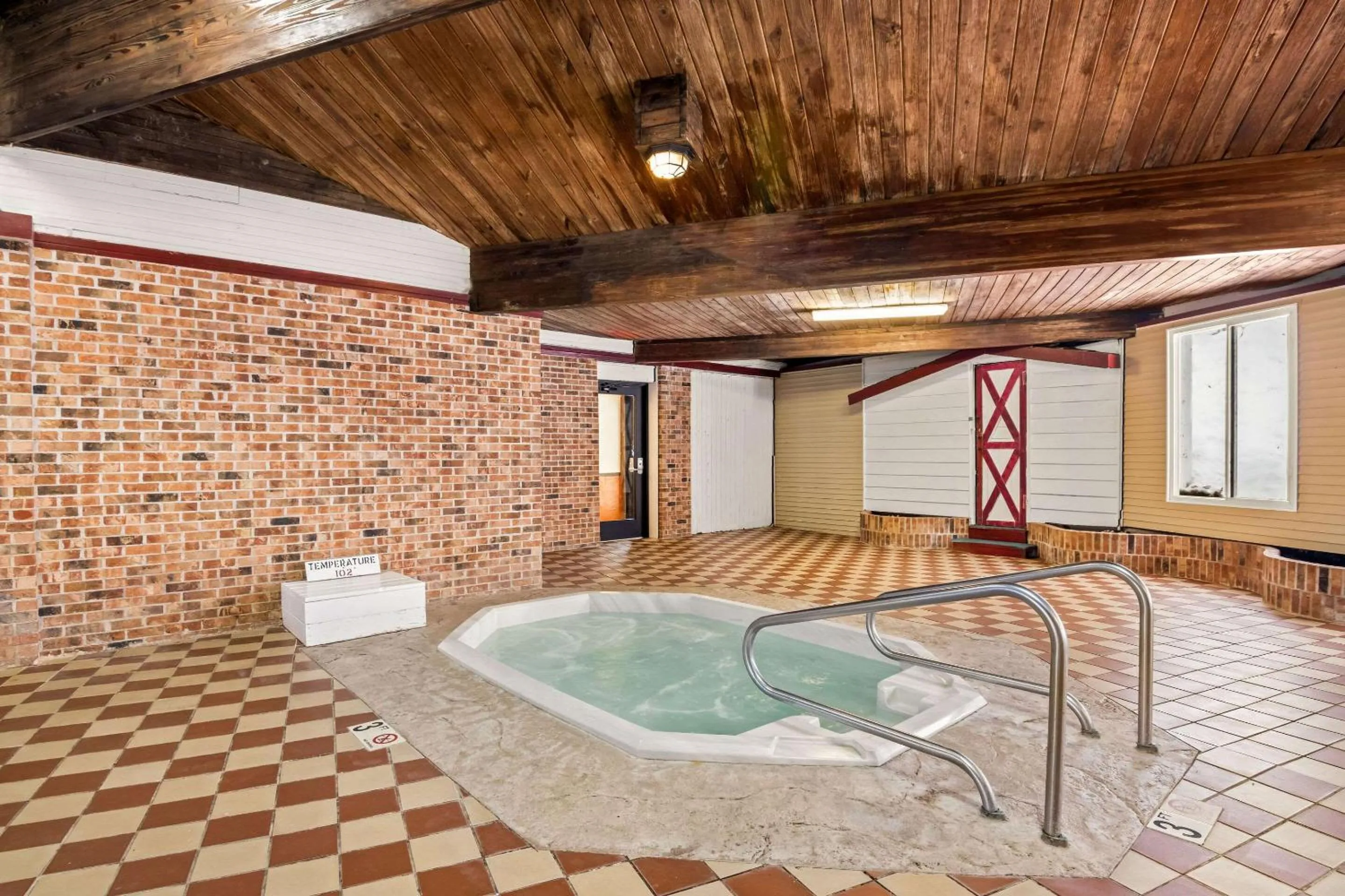 Hot Tub in Econo Lodge Manistee