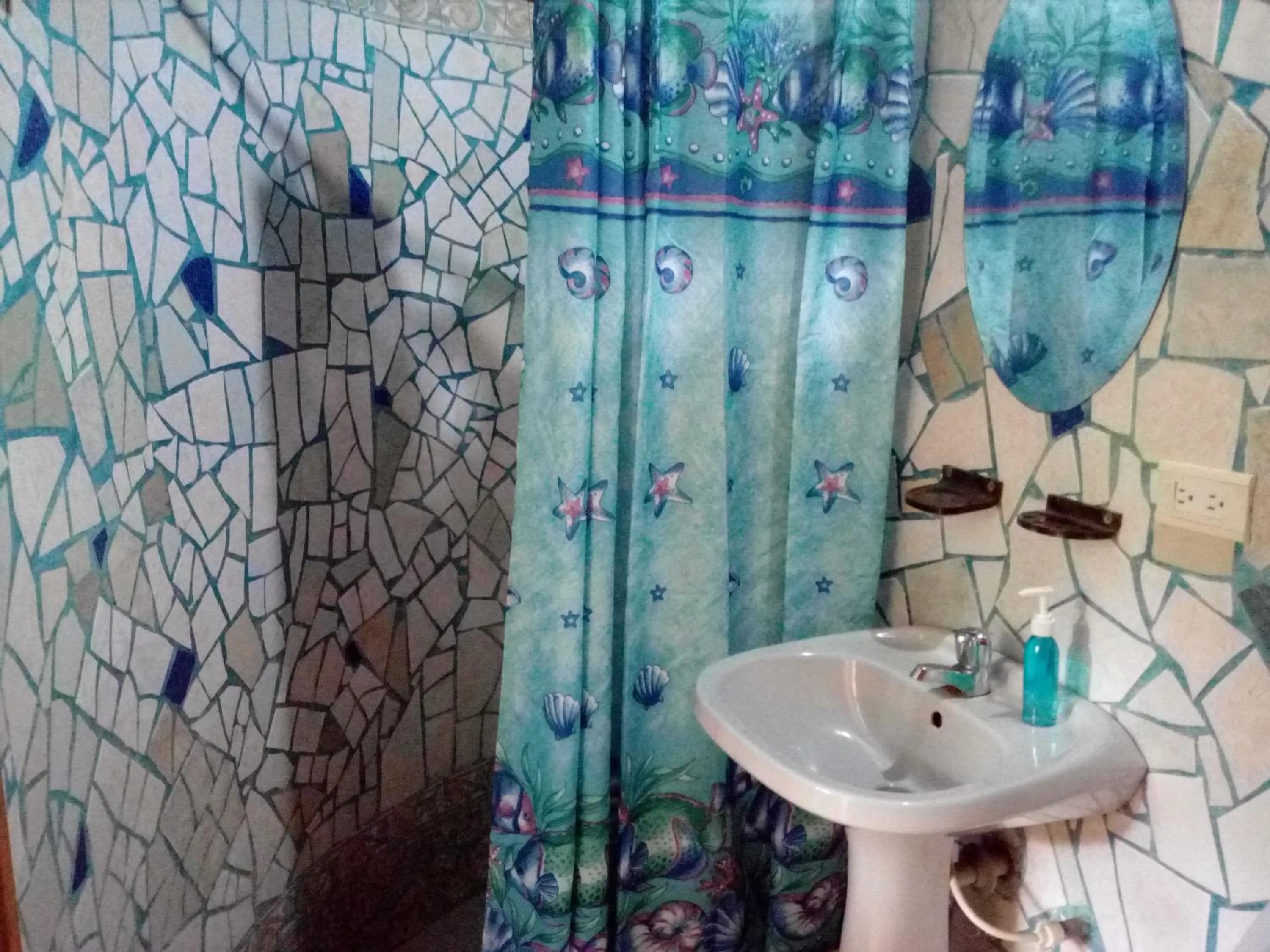 Shower in La Posada del Cucú