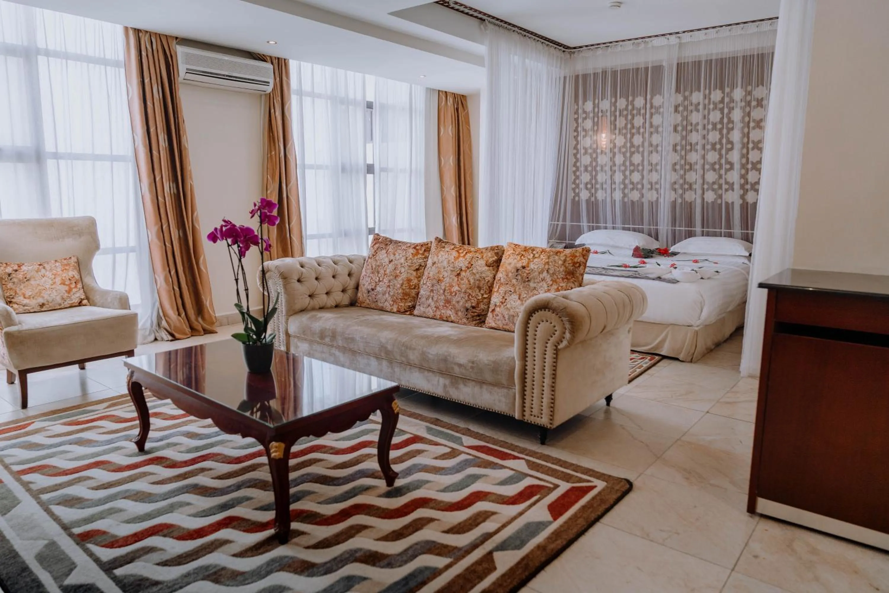 Living room in Saab Royale Hotel