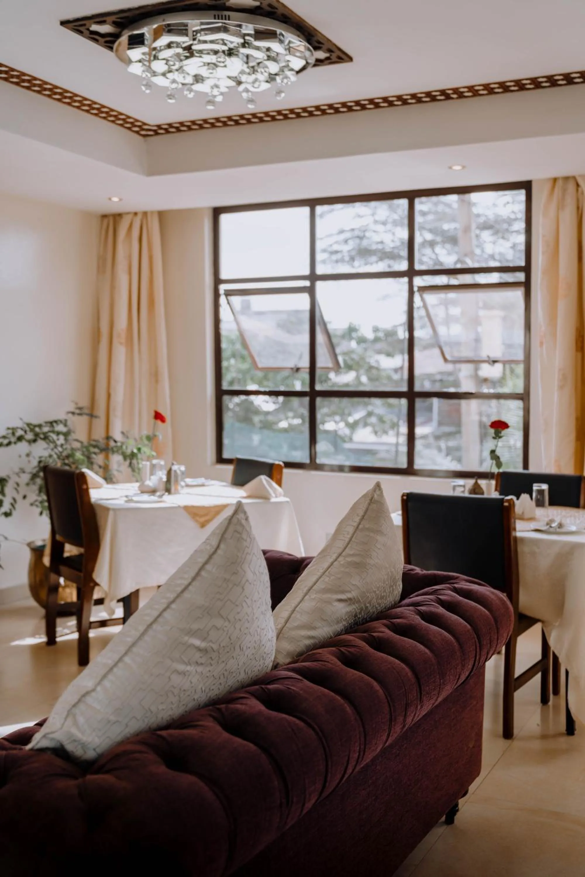 Restaurant/places to eat in Saab Royale Hotel