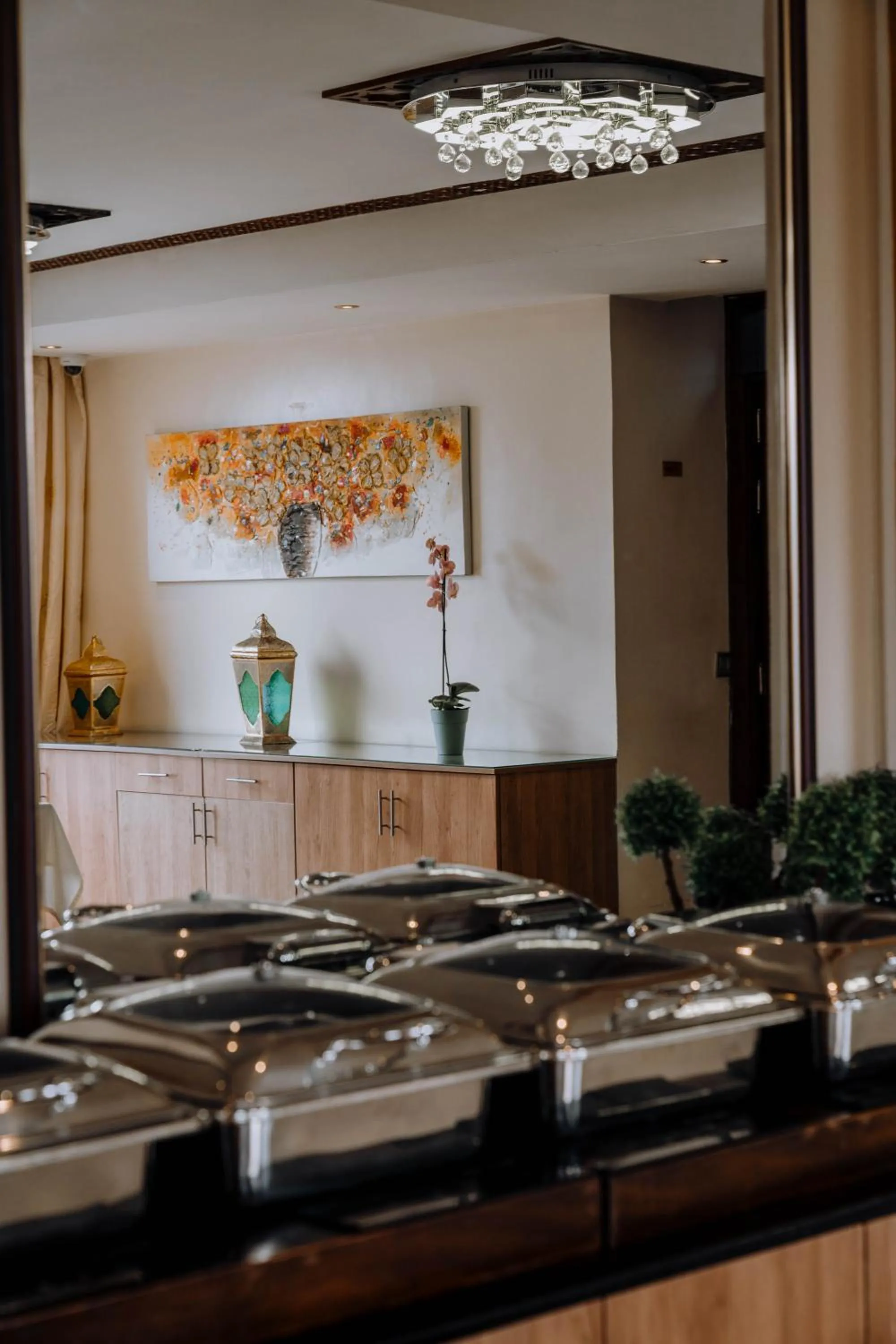 Restaurant/places to eat in Saab Royale Hotel