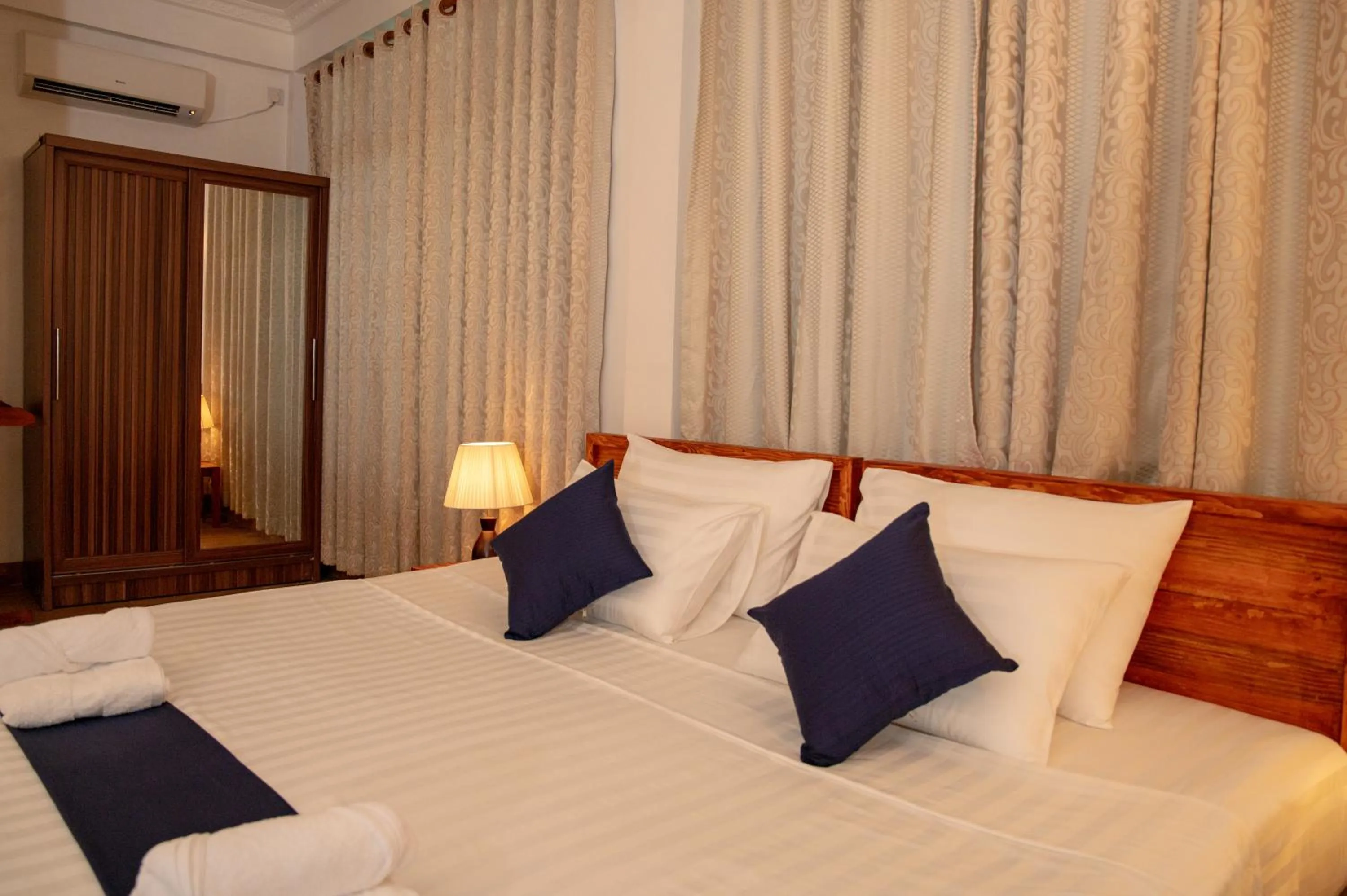 Bedroom, Bed in Biosphere Inn