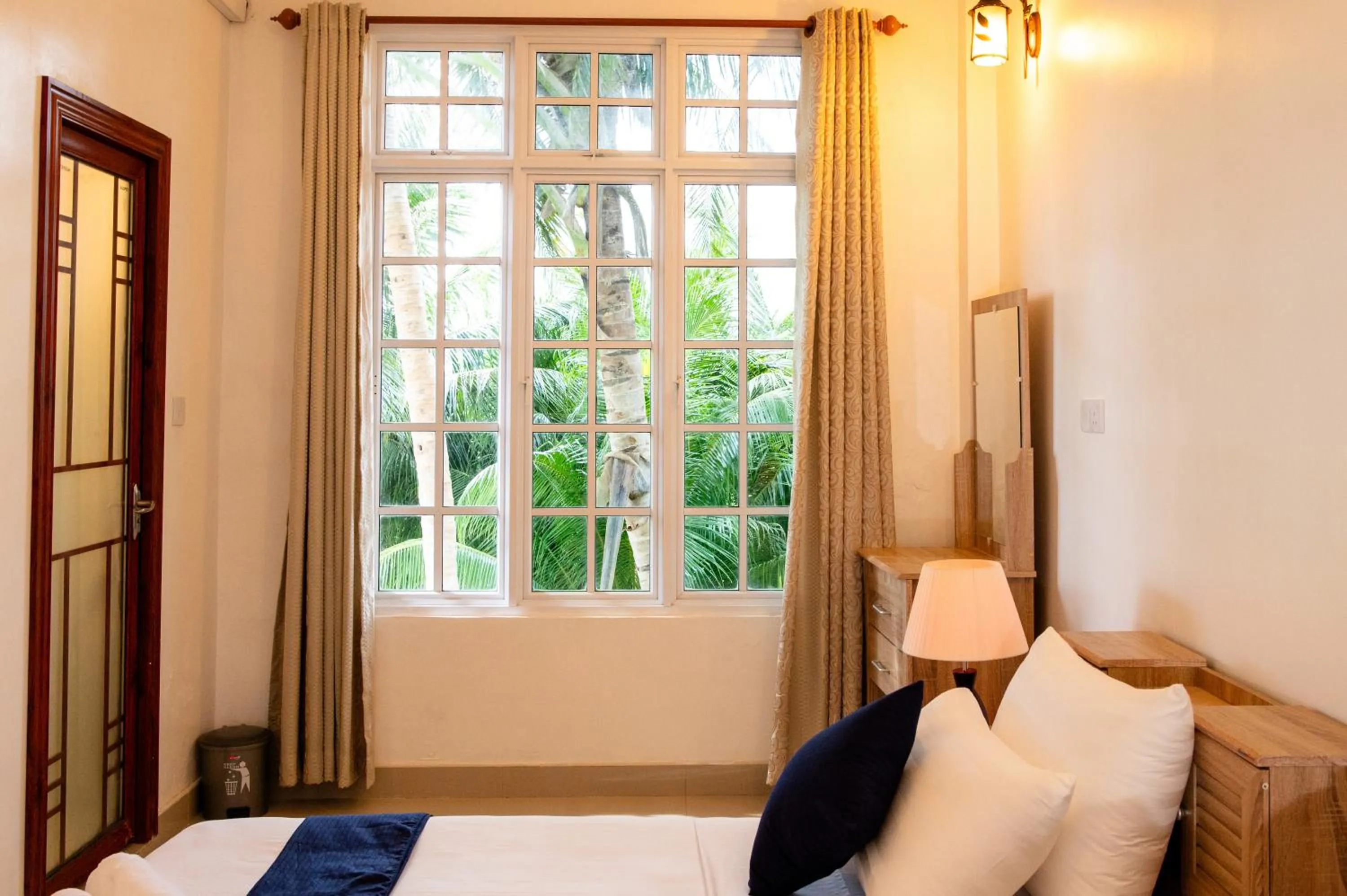 Bedroom, Bed in Biosphere Inn