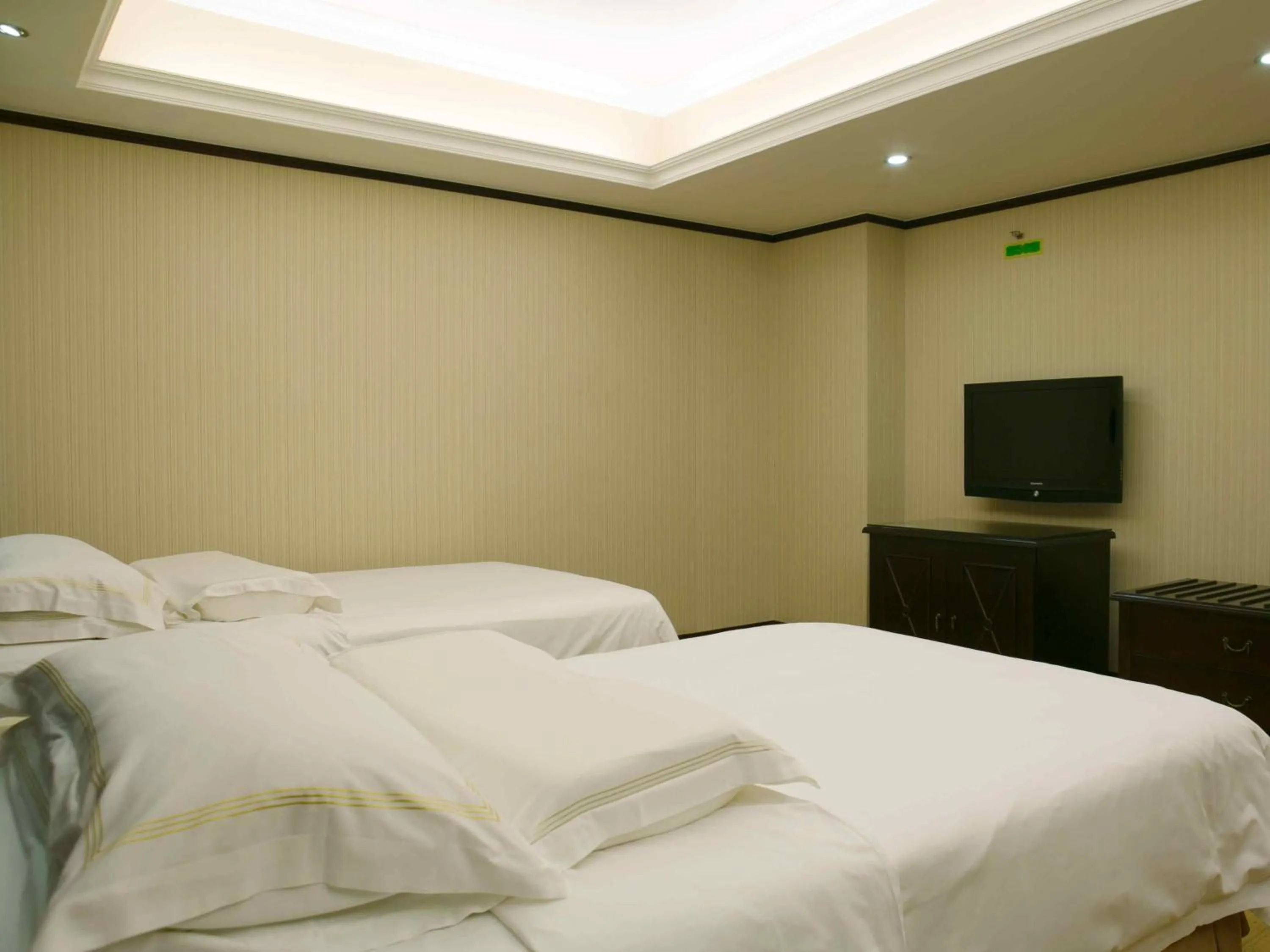 Bed in Vienna Hotel Shenzhen Fuhua Road