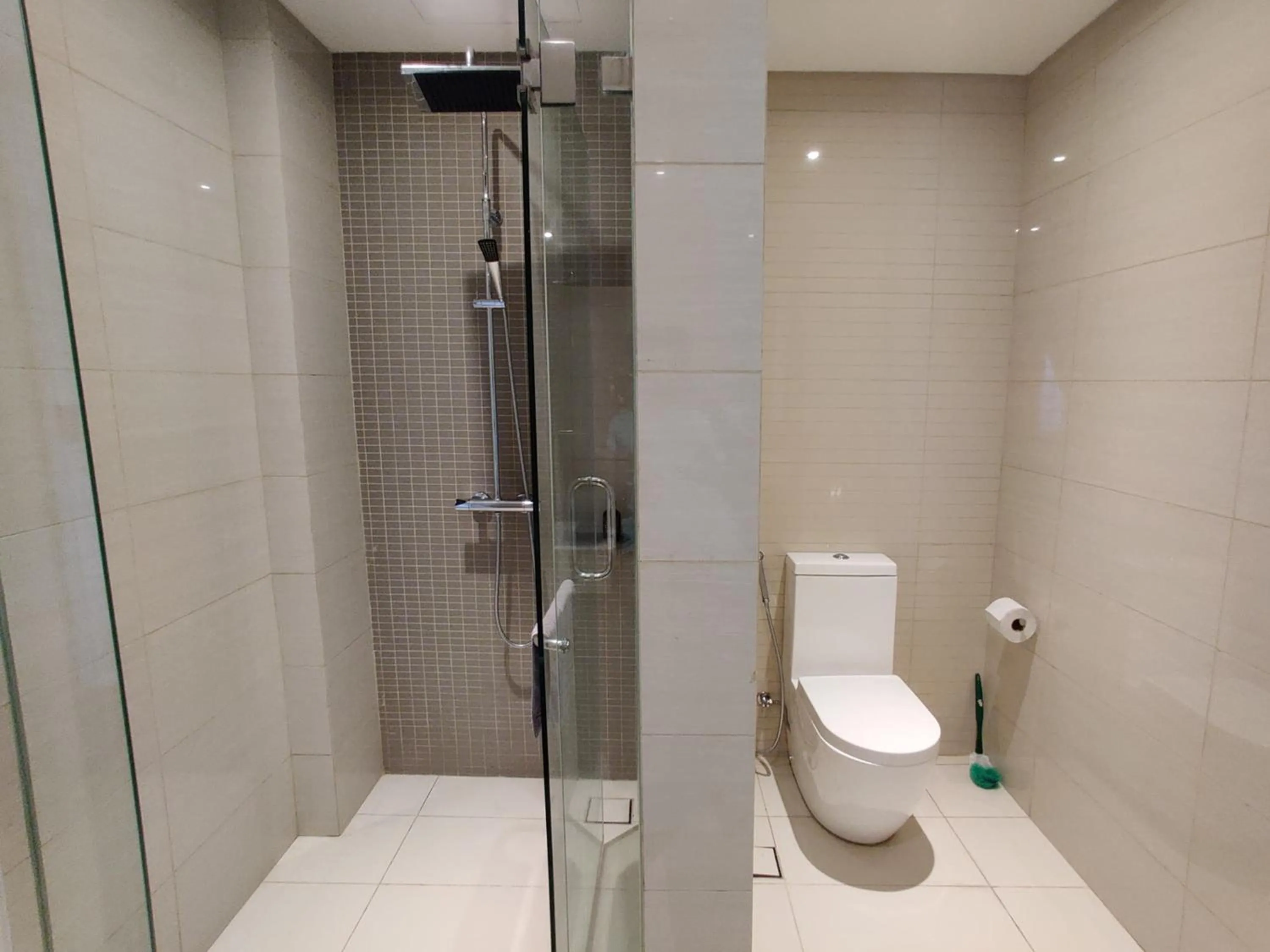 Bathroom in Leo Guesthouse at Anggun Residence Suite