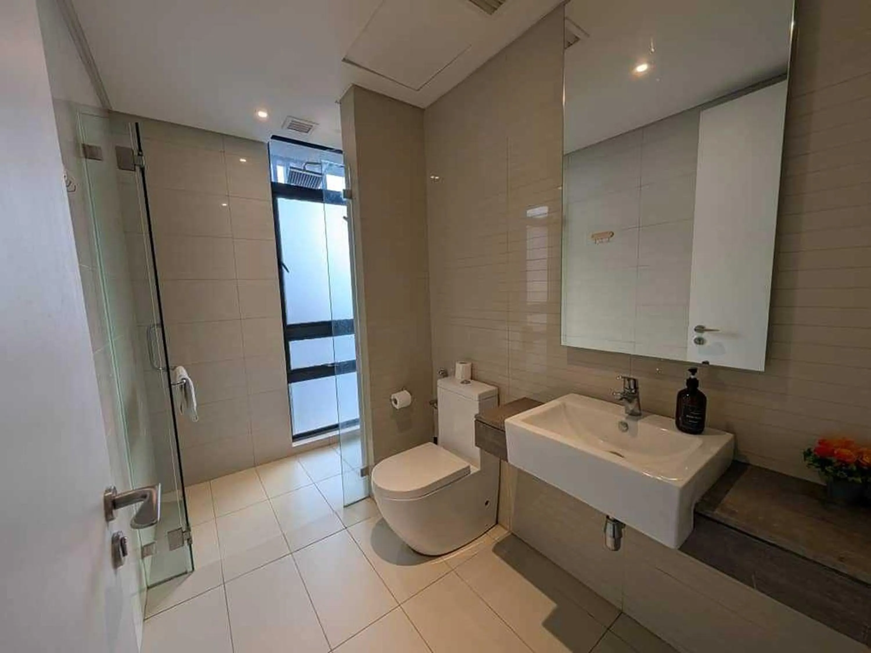 Bathroom in Leo Guesthouse at Anggun Residence Suite