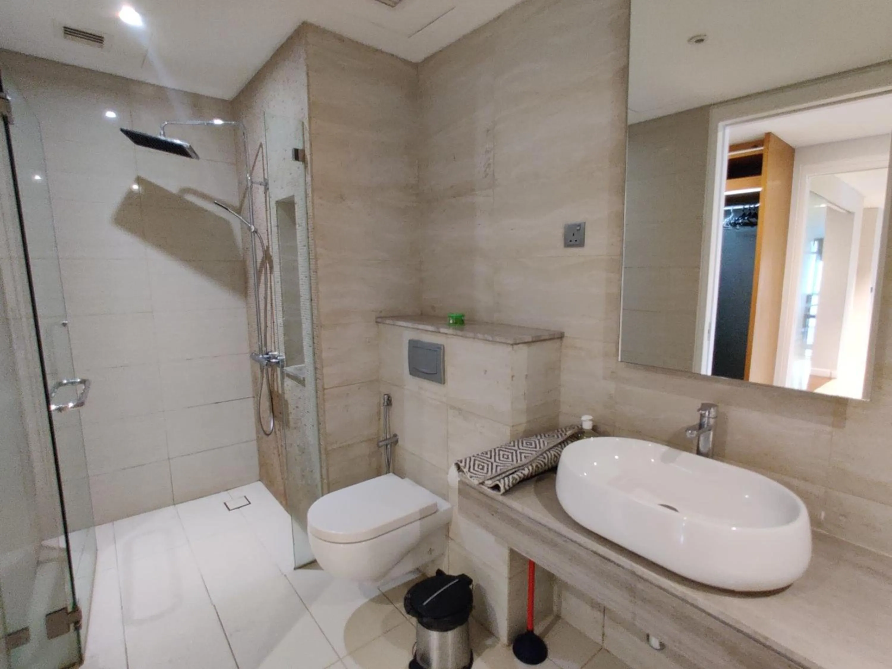 Bathroom in Leo Guesthouse at Anggun Residence Suite