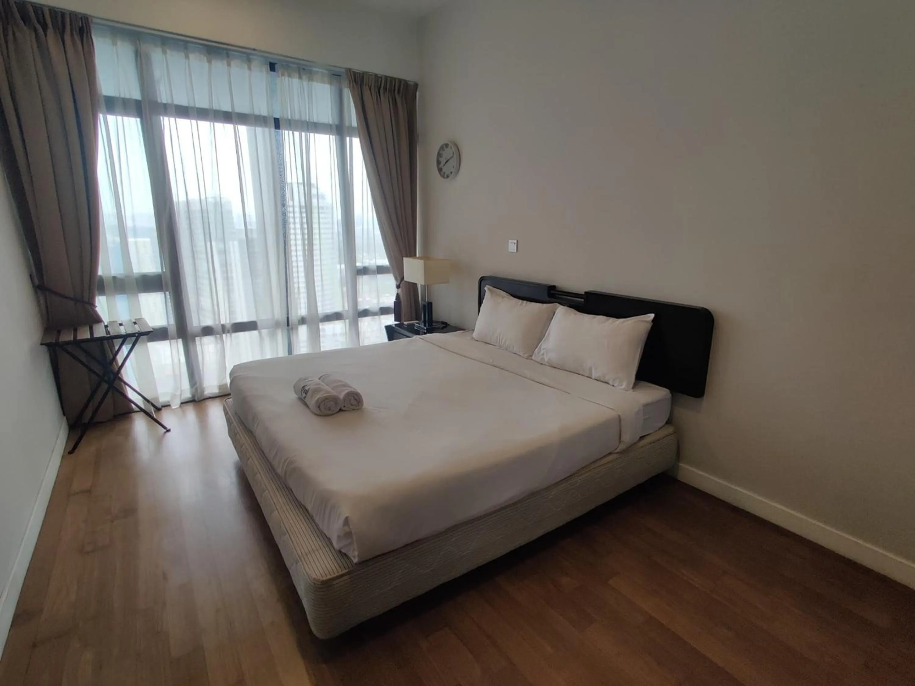 Bed in Leo Guesthouse at Anggun Residence Suite